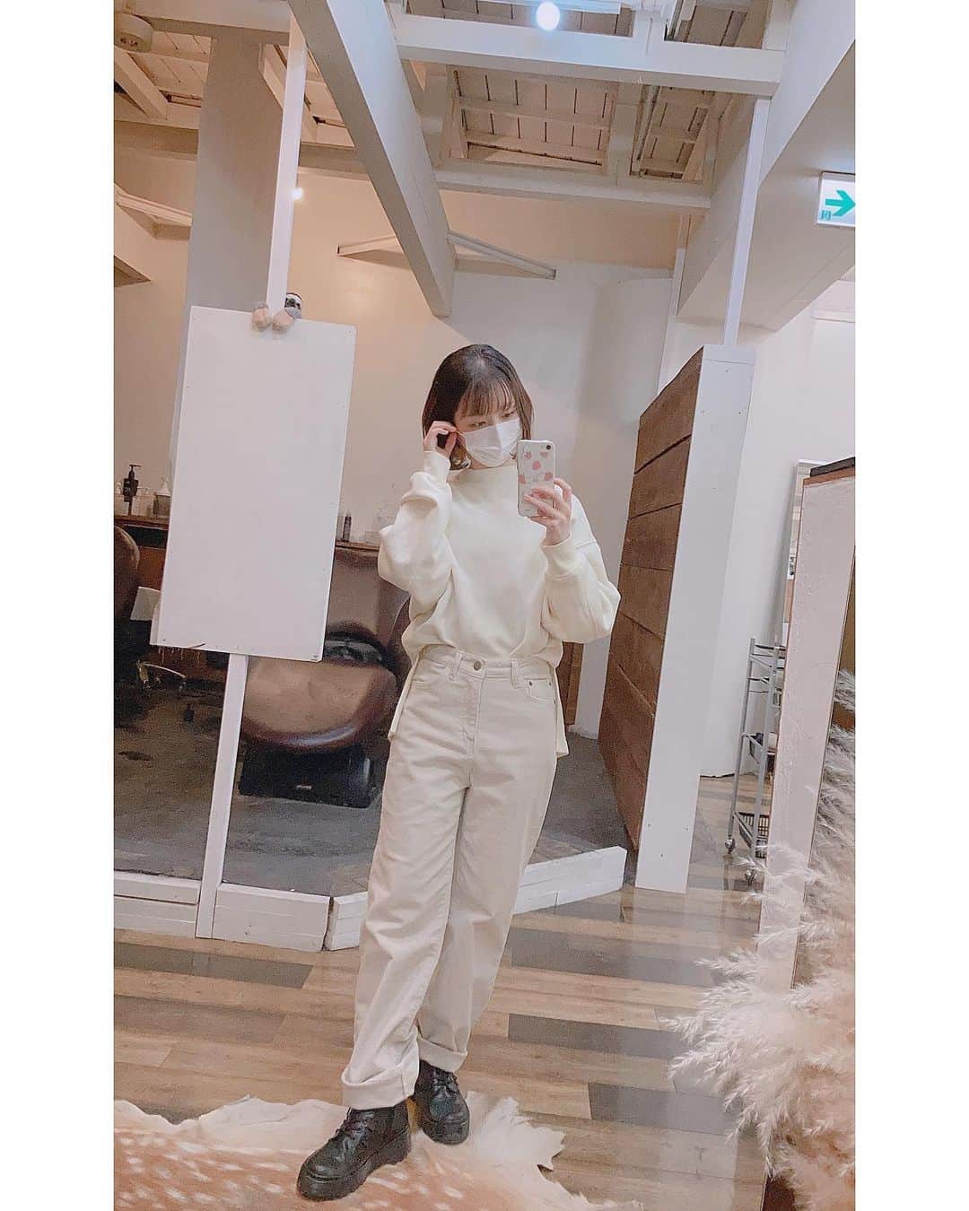 のインスタグラム：「‎𓂃 𓈒𓏸✁     2021年はじめの 美容室行ってきました✨ 年末年始切りたくなってうずうずしてました😂   この長さはショートボブかな？ この長さお気に入りです🙌     あとここの鏡すっごく足長く見えて テンション上がった😂165くらいに見えない？？笑     3枚目のおしゃれ可愛い空間に 突如あらわれる怠け者ちゃんたち かわいかった🦥 (よく見ると2枚目にもいるよ🌟)     みなさんはもう年納め美容室か 年始美容室は行きましたか？ コメント待ってます🥰      ‎𓂃 𓈒𓏸✁       #hairstyle #ボブ #sapporo #インナーカラーボブ #innercolor  #gu  #guコーデ #Hokkaido #ショートボブ #ショート女子 #ショートヘア #低身長コーデ」