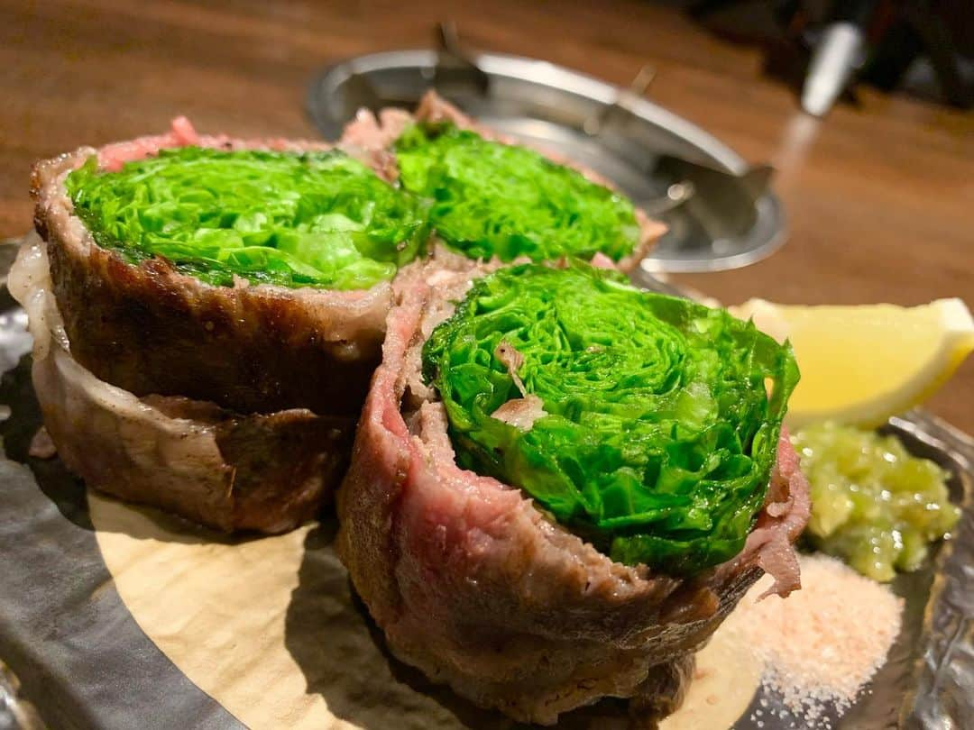 わっきーさんのインスタグラム写真 - (わっきーInstagram)「人生で初めて「炊き肉」を味わいました。 恵比寿で5年続いている「炊き肉名人 和牛まる」へ。 以前の屋号は「炊き肉 牛ちゃん」。  お肉は和牛名人使用。 オレイン酸55%らしく、LDLコレステロールの上昇を抑制してくれる、まさに外食好きの中年層にはピッタリな和牛。 通販でも購入可能。  デートや会食に最適な、知る人ぞ知る恵比寿の新しい肉料理屋です。  #炊き肉 #炊き肉和牛まる  #和牛名人 #和牛 #九条ネギ  #九条ねぎ  #肉寿司 #a5ランク  #カレー #牛すじカレー #黒カレー #雑炊 #会食 #デート #接待 #恵比寿 #恵比寿ディナー #youtube #youtuber #ユーチューブ #わっきーtv #わっきー #食レポ #飯テロ #飯テロ動画」1月10日 16時57分 - makoto_ishiwaki