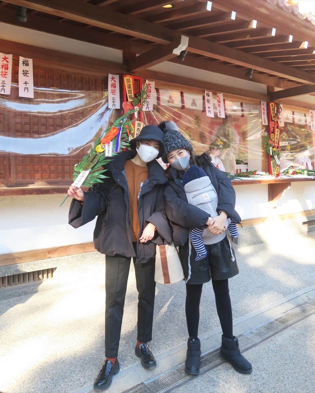 Mai Wakimizuのインスタグラム：「今年は行くか迷ったけど、行かないなんてありえない。てことで早起きして朝一番でえべっさんへ！お商売が出来てることに感謝の気持ちをもち、更なる商売繁盛をお祈りして来ました。昔から家族で来ていたえべっさん、小さい頃は屋台を楽しむお祭りとしか思っていなかったけど、今では自分の人生になくてはならない行事。大人になったなぁ、となんだか感慨深い。今私が出来ることを精一杯やって行きます。そういや相方shinkaとの2ショットめちゃくちゃ久しぶりやん♡一緒に居過ぎると撮らなくなるもんだね。笑 引き続き今年も2個1で頑張って行きます＼(^o^)／ちなみにまだおみくじを引いてなかったので名物たいみくじで♡なんとなんと！大吉でした！きゃー！3年連続大吉♡ #えべっさん#商売繁盛#西宮神社」