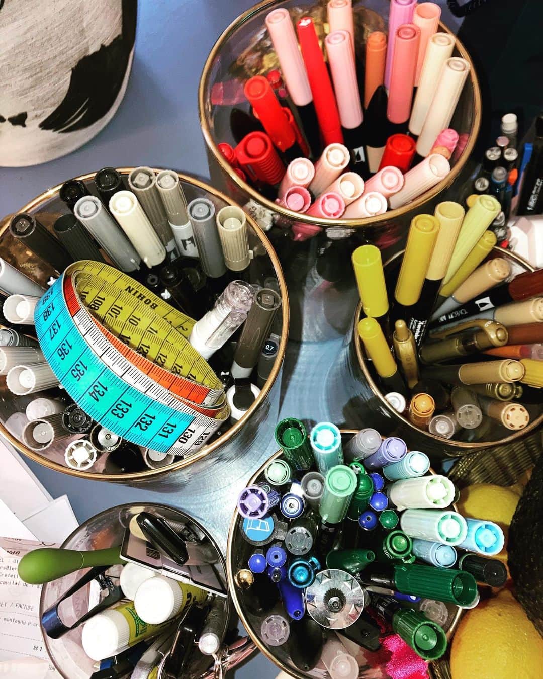アレクシマビーユのインスタグラム：「Color Therapy @alexismabille #alexismabille #colortherapy #colors #pencils #coloriage #colorpalette #colorama #creativeday #inprogress #comingsoon #hautecouture #showmustgoon」