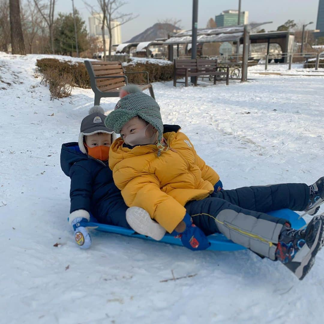 イ・ヒョニさんのインスタグラム写真 - (イ・ヒョニInstagram)「#주말일상 #하얀주말❄️  어디 가진 못하고 할아버지댁 동네산책😊」1月10日 16時59分 - lee.hyunyi