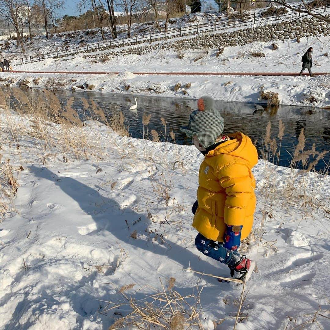 イ・ヒョニさんのインスタグラム写真 - (イ・ヒョニInstagram)「#주말일상 #하얀주말❄️  어디 가진 못하고 할아버지댁 동네산책😊」1月10日 16時59分 - lee.hyunyi