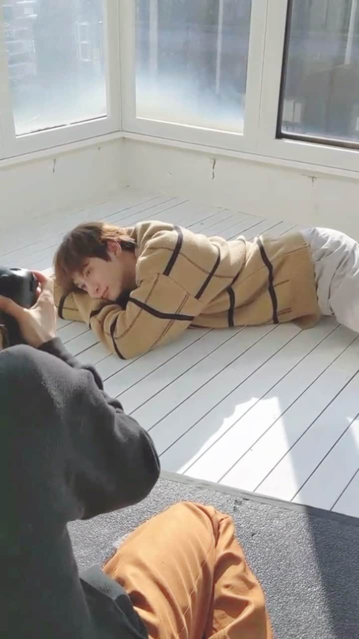 のインスタグラム：「2月号の「旬な男」インタビューには、 小関裕太さんが登場！  ゆるふわな笑顔から、大人の表情まで 多彩な魅力を披露してくださいました☺️✨  子役から活動を始め、ドラマや映画で大活躍の小関さん。 初舞台はなんと10歳の時👀！  「テニスの王子様」を始めミュージカル経験も豊富な小関さんですが、 1月〜2月まで話題のコメディミュージカル 「モンティ·パイソンのSPAMALOT」に出演。  2月公開の映画「ライアー✕ライアー」でも ドキッとする表情を見せてくれているので目が離せません👏👏  #小関裕太 #モンティパイソンのspamalot  #ライアーライアー  #classymagazine」