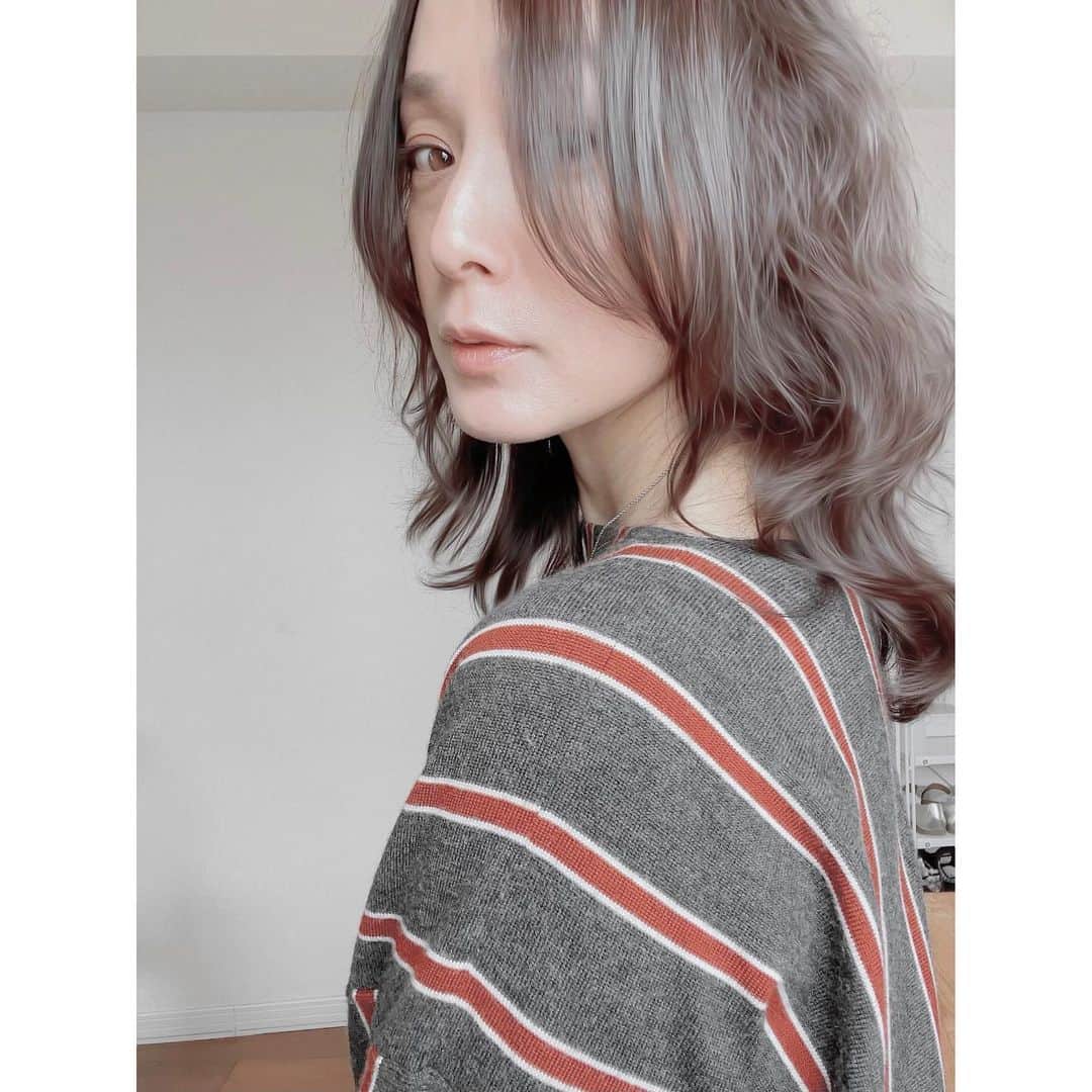 竹中友紀子のインスタグラム：「#くせ毛のはなし  冬の間は乾燥のためクルクルがいつもより伸び気味 これはこれで扱いやすいのだけれど たまにいつものクルクルが恋しくなる クルクル具合はお天気のご機嫌次第 自分の髪なのに 自分ではどうしようもできないところが愛おしくもある 今日このごろ」