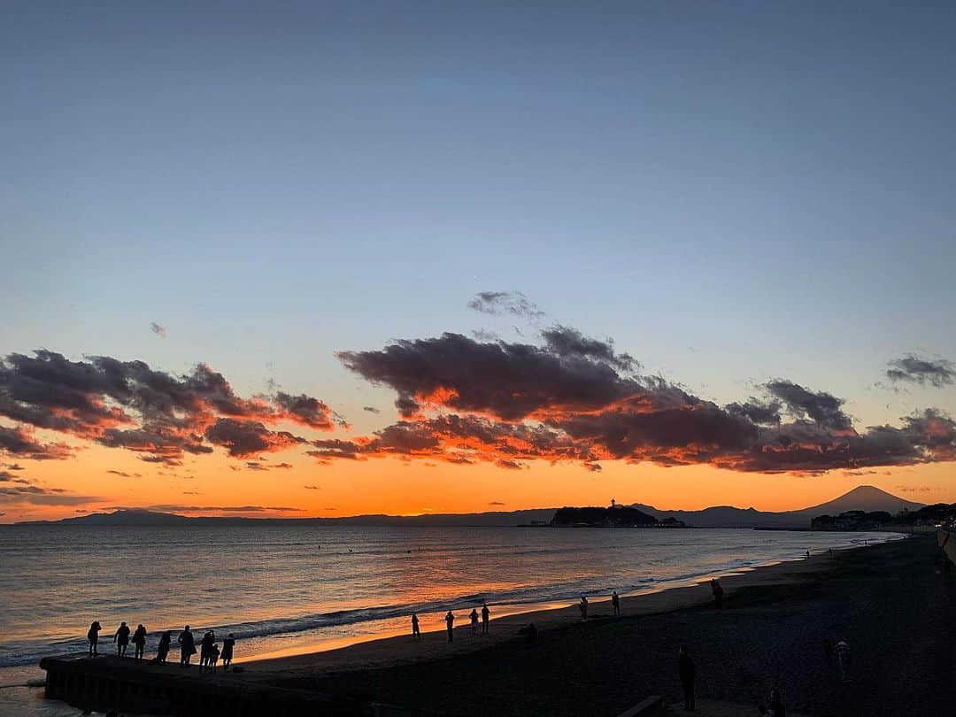 阿部裕幸さんのインスタグラム写真 - (阿部裕幸Instagram)「今日も七里ヶ浜からの夕日が綺麗でした☝🏻 The sunset from Shichirigahama was beautiful today as well.  #sunset #enoshima #fujiyama #shichirigahamabeach」1月10日 17時08分 - abeani111