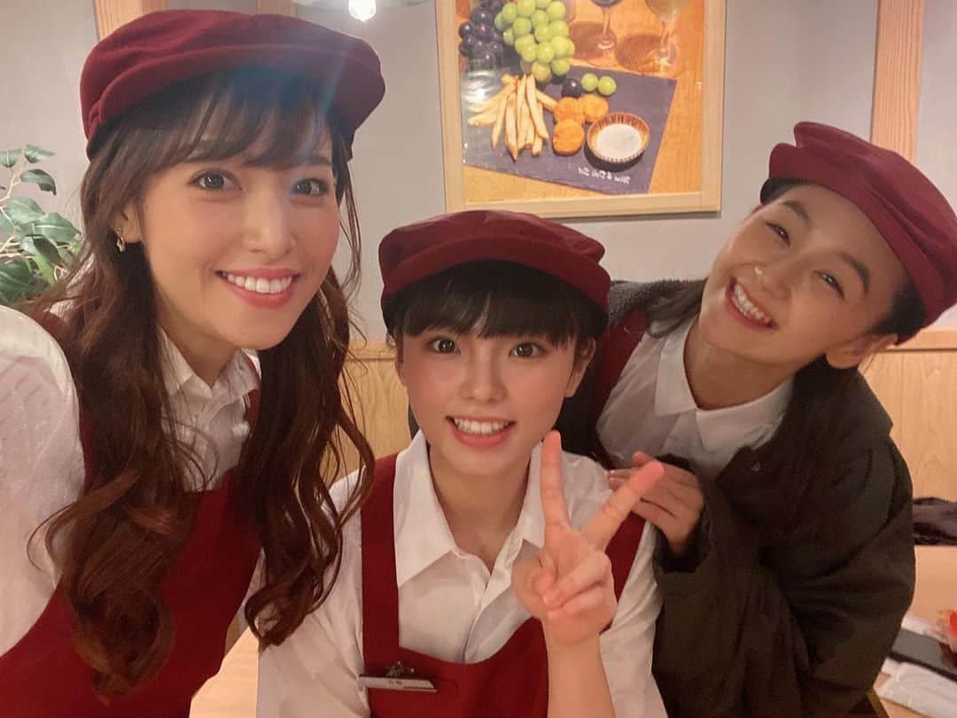 鷲見玲奈さんのインスタグラム写真 - (鷲見玲奈Instagram)「. 明日フジテレビにて放送の「スカッとジャパン」に出演します！ 今回はハンバーガーショップの店員役を演じました✨🍔  今回もスカッとして頂けると思うので、ストーリーも含め、楽しみにしていて下さいね☺️  写真は、小平雅美役の錫木うりちゃんと、倉木加奈子役の小西はるちゃんと✨📸  2人とも透明感がものすごくて眩しかったです😳  #スカッとジャパン」1月10日 17時11分 - sumi__reina