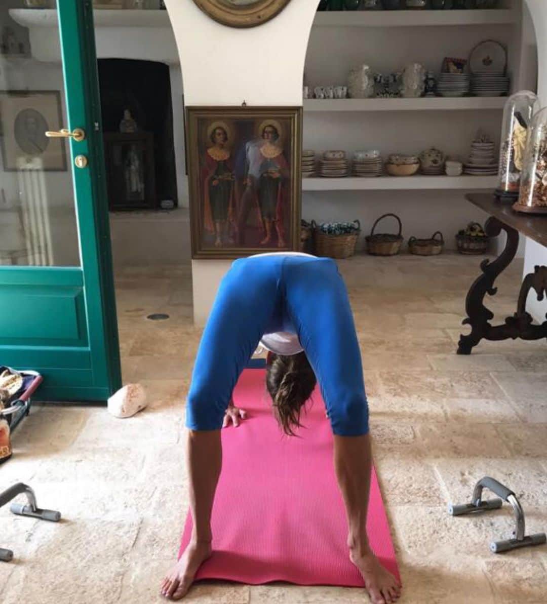 アンナ・デッロ・ルッソのインスタグラム：「Con la pratica degli asana 🧘🏼 e del pranayama , prima di tutto ci spostiamo al di fuori della mente e purifichiamo il corpo, i sensi e gli organi. L'istinto ne viene rinvigorito. Ecco che interviene l'intelligenza corporea appena risvegliata, che ci dice automaticamente  quali cibi mangiare, quando e quanto mangiare, quando e come esercitarsi, e quando risposarsi o dormire. Le persone si dimenticano che nella nostra ricerca dell'anima rivendichiamo prima di tutto le gioie originarie del regno, della salute e dell'istinto degli animali, così vibranti e pieni di vita. Allo stesso tempo, stiamo trasformando l'istinto in intuizione. L'intelligenza si fa le ossa sull'analisi e la sintesi, la ragione e la deduzione, diventando sempre più forte. Gradualmente , comincia a sorgere l'intelligenza superiore dell'intuizione, come la luce che appare nel cielo prima dell'alba.....B.K.S. IYENGAR VITA NELLO YOGA 🙏 ❤️❤️❤️#repost @donatosangio  #iyengaryogaitalia #iyangaryoga #iyangaryogamonopoli #iyengaryogastudent #iyengarstyle #iyengaryogapractice #iyengaryogazoom #iyengaryogateacher #iyengarcommunity #yogasana #ekapadarajakapotanasana #openyourchest #backbends #centroyogashivashaktimonopoli #hathayoga」