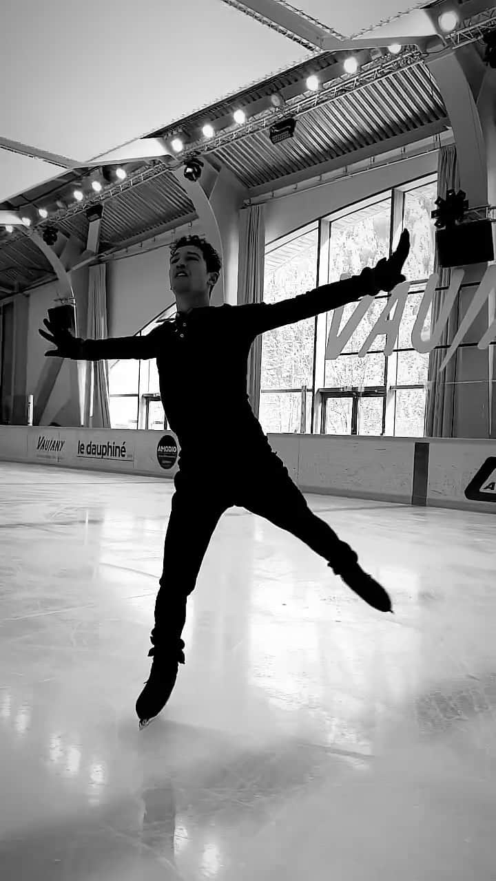 フローラン・アモディオのインスタグラム：「S I O N E S T D E U X • 🏛@amodioacademy  • 🧑🏻‍🦱@luc.economides  • ⛸@edeaskates @johnwilsonblades • 🎤@slimane @camillelellouche • 📍Vaujany」
