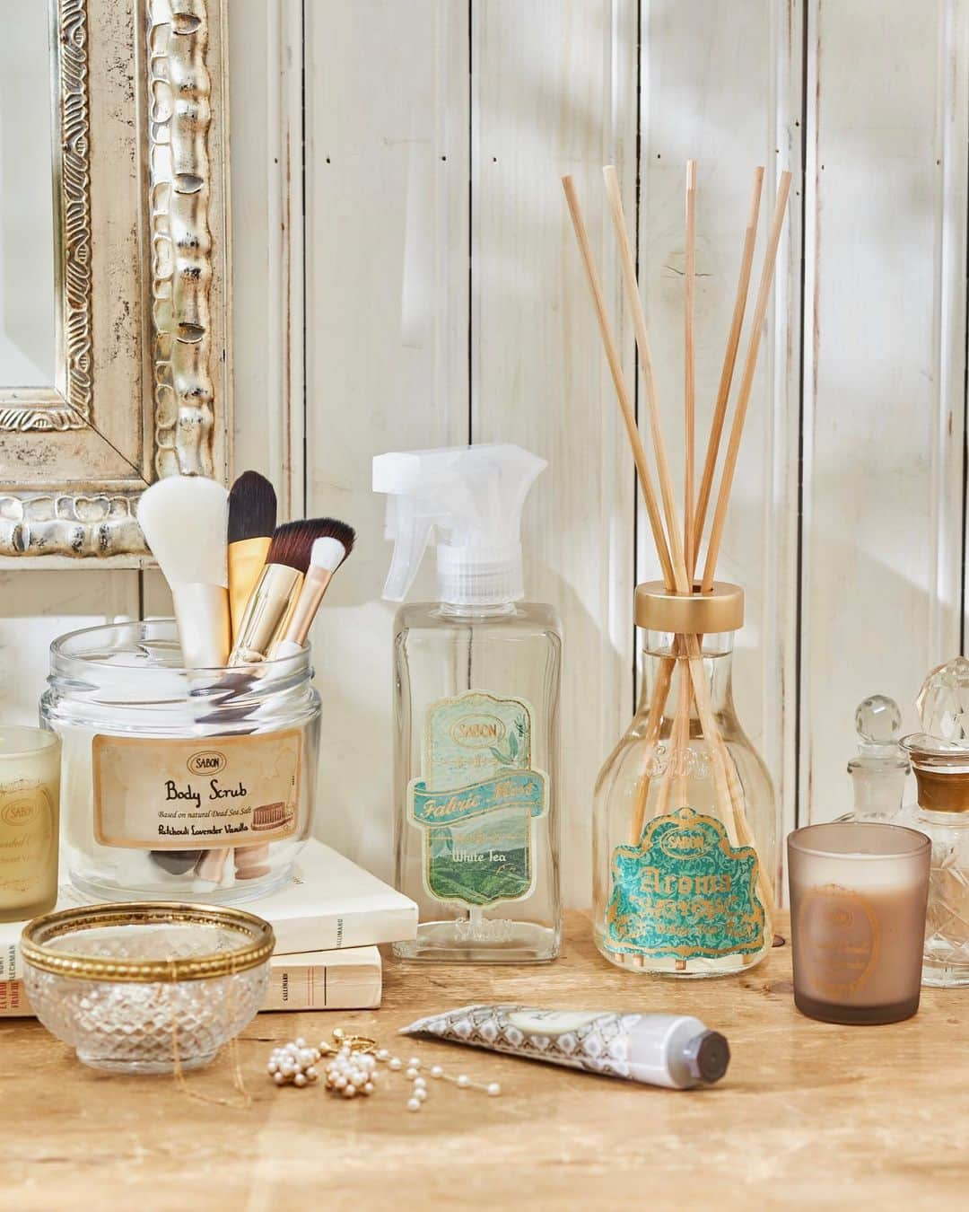 SABON Japanさんのインスタグラム写真 - (SABON JapanInstagram)「レギュラー新登場した大人気"ホワイトティー"の香りは、凛としたホワイトティーに、陽気で爽やかなカルダモンをブレンドした心安らぐ香り。﻿ ホームアイテムも新登場しました。﻿ ﻿ ふわっと香りを残してくれるファブリックミストを衣類やクッションに吹き掛けて楽しんでみたり、﻿ 置いておくだけで香りが広がるアロマをインテリアのアクセントとしてリビングに。﻿ ﻿ お気に入りの空間も麗らかな陽だまりのように安らぐ香りで満たします。﻿ ﻿ #MySABON﻿ ﻿ #sabon#aroma#relax#home#homedecor#interior#homedecor#fabricmist#myroom#サボン#アロマ#インテリア#ライフスタイル#リラックス#癒し#ファブリックミスト#香り#コスメ#空間#空間デザイン#フレグランス#サボンの香り#SABONの香り#ホワイトティーの香り#ホワイトティー」1月10日 17時24分 - sabon_japan