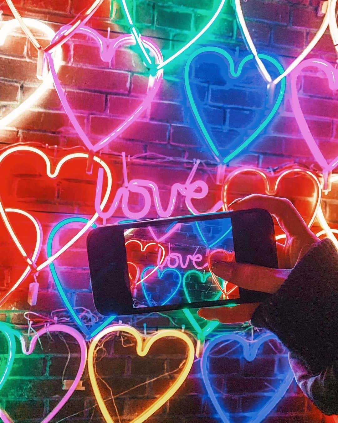 瀬口かなのインスタグラム：「﻿ ﻿ ﻿ ハウステンボスは夜が本番でもある🌟﻿ ﻿ イルミネーション凄く綺麗でした😳✨﻿ ﻿ 3Dプロジェクションマッピングもやっててもはや🐭🏰ランド！！！笑﻿ ﻿ ﻿ ﻿ Vlogも撮ったから、﻿ オンラインサロンで公開します🥳﻿ ﻿ ﻿ ﻿ ﻿ ﻿ #ハウステンボス #長崎旅行 #長崎観光 #イルミネーション #長崎ハウステンボス #ハウステンボスイルミネーション #女子旅 #旅行好き女子 #旅行好きな人と繋がりたい」