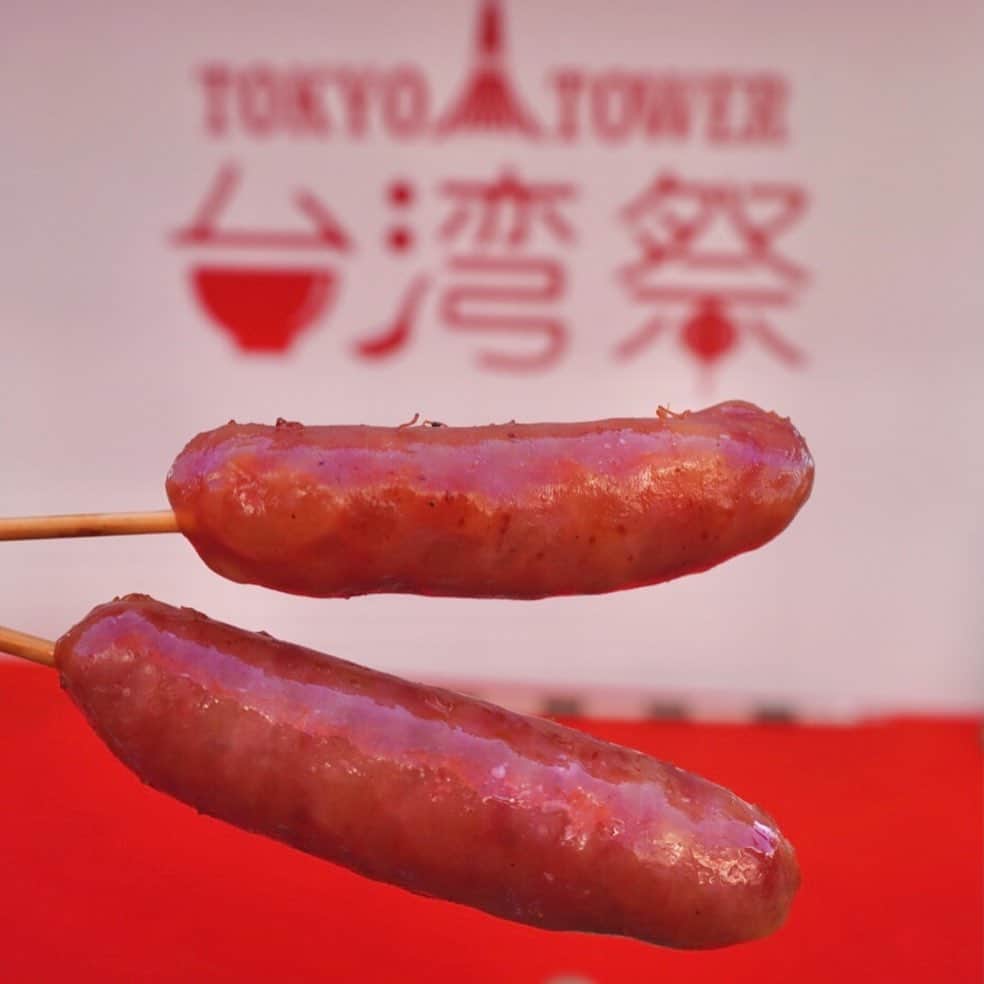 MOEKAさんのインスタグラム写真 - (MOEKAInstagram)「𓊆台湾祭𓊇in⥲東京タワー ・ 𓊗入場料 ¥800 (トートバッグ・パイナップルケーキ・ドリンクチケット付き) ・ "まるで台湾？！！ 20店舗以上の種類豊富な中華料理が存分に堪能できる◎" ・ ------------❁𝚁𝚎𝚙𝚘𝚛𝚝❁---------- ・ 久々のグルメフェス参戦~！！！ まずやっぱり台湾っていうのに惹かれたよね… (台湾旅行行きたいなぁ〜) というか話変わるけど⥲中華料理って1 週間に1度はたべたい！ってならない？(謎の中毒性) ・ この台湾祭で驚いたのは入場料¥800で トートバッグとドリンクチケットとパイナップルケーキが 貰える！ってポイントかな◎(コスパよ〜い) ・ 因みにパイナップルケーキかなり美味しかった〜 (あのねっちり感が好き) トートバッグも台湾の屋台？みたいな柄が描かれてて 本当に可愛い~🥺(萌え萌え) ・ 色んな屋台が出てて大体20店舗くらい出店してたかな~ ザーチーパイに小籠包にちまきだったり種類豊富なのも グッとポイント✋ ・ ------------❁𝙴𝚊𝚝❁------------ ・ 私が食べたのはまぁ色々8品？くらいあるんだけど 全部語るとちょっと文章ウザったくなっちゃうから 印象に残ったものをかるーく紹介します◎ ・ 4枚目の牛麺はかなり本格的な味でかなりスパイシーで びりっと舌に痺れが来る感じ！味は結構濃いめだったかな。牛肉も思った以上入ってるんだけど変な油感がなくて 癖になる味だったからめちゃくちゃ好きだった〜💕 麺が平たくてもちっとつるるってしてるのも 喉越し良かった~！ ・ あとは1枚目のニラ饅頭！？(定かに覚えてない) これがもちもち生地にしっかりニラが練りこんであって 卵も挟まってるんだけど食感が良かったかな〜◎ でも味は意外と普通だったかも(?) ・ 全体的に値段は¥400〜¥600の間で今まで色んな グルメフェス行ったけど他に比べたらコスパいい方 だったかも(?) (まぁ入場料があるからそこまでなのかもだけど) ・ ・ ❏-------------𝚜𝚑𝚘𝚙 𝚒𝚗𝚏𝚘 ﻿------------❑  🍽営業時間⥲ 11:00〜20:00 🛌定休日⥲ 1/3〜1/11まで ←ごめんなさい🙇‍♀️緊急事態宣言により1/8までに変わったらしいです😭 🚉最寄駅⥲ 御成門 ・ ・ ・ #東京タワー  #台湾グルメ  #台湾祭  #グルメスタグラム  #グルメ女子」1月10日 17時18分 - mogmog_moeka_mogmoe