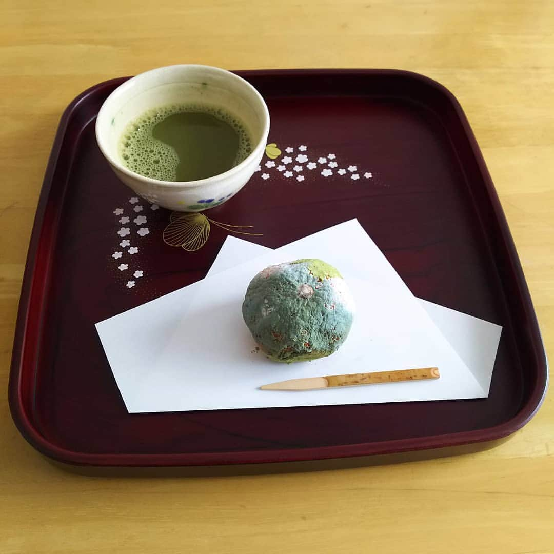 sweet_strawberryさんのインスタグラム写真 - (sweet_strawberryInstagram)「🍵【#抹茶餅 】召し上がれ～↓↓↓↓ 出たっ【#腐ったみかん Death☠️】🍊 腐ったみかんを発生させてしまったら、なんか負けた感。やっちまったなぁ～😱管理不行きDeath❗️ でも、気付かない内に隠れた所でヤツが蝕む手口ったら☠️ 箱みかん🍊『ここも、じきに腐海に沈む』黴菌の胞子に侵食されちゃう前に腐ったみかんを退治🤢 (※🍵お茶は本物の抹茶です。) #突然変異#なぜ#不思議 #あるある #あかんやつ#すみません #抹茶粉 #似てる#騙された #草餅#よもぎ餅#食べられません#フェイクスイーツ#黴菌#カビ#茶菓子#茶道部#初釜」1月10日 17時22分 - sweet_strawberry