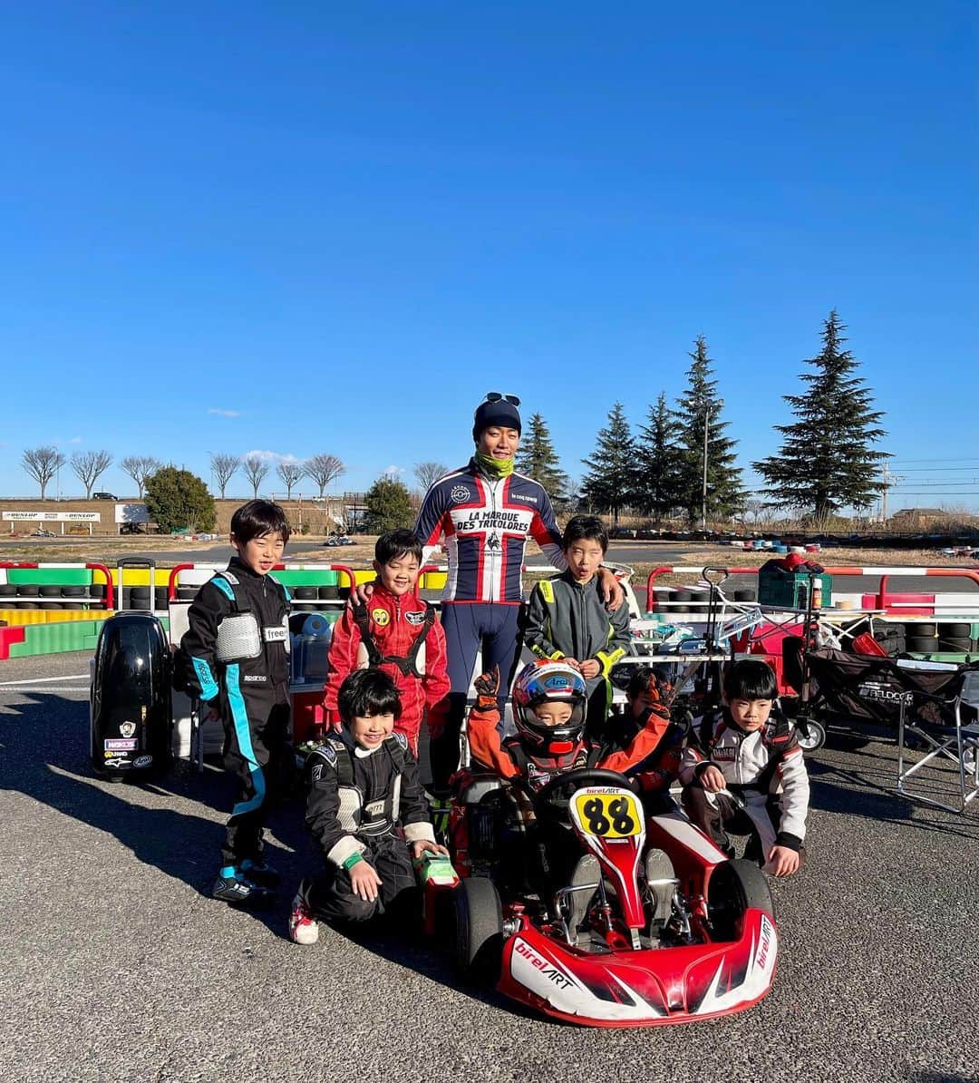 松下信治のインスタグラム：「🚴‍♂️トレーニングの途中に僕が育ったクイック羽生 @quick_hanyu で、ちびっ子レーサー達と。彼らがいつかプロレーサーになるといいね 🤗」