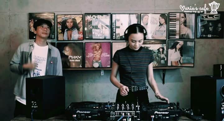 MARIA FUJIOKAのインスタグラム：「旅とダンスカルチャーを発信するFestival Tripより、新たなProjectがSTART！ その名も「Maria's Cafe」❤️☕️(全然お酒飲みまくりですが)  毎回1人の女性アーティストをフューチャーし、ゲストアーティストとともにトークやDJプレイを楽しんでもらうとゆう企画。 DJの過去話や、音楽以外のことについて特集されています！第一回目は私がfuture artistとして出演しました。なんとゲストにはDAIJIROさん、DJ G.さんが参加してくれまして、3人でDJしたりと変なクイズやったりと面白い番組となってます♪本当に大好きなお二人と一緒に出来て嬉しかったであります。ありがとうございました🥰 あとは、昔の写真とかも出てきたりします〜笑  第二回目から私が司会を務めることになり、不安に溢れながらやってみました😂宇宙からの使者、PSYBER BABA様に助けられながら面白くしていこうと思っております✌️  今日はERIMIYAとTAROちゃんをお招きし、後半が放送されます♪ま、アーカイブでも見れマス。  とゆうわけで素敵な旅と音楽を愛するみなさんで作り上げた番組、YouTubeでFestival tripで検索して是非盛り上げてください〜❣️🙏 #Festivaltrip」