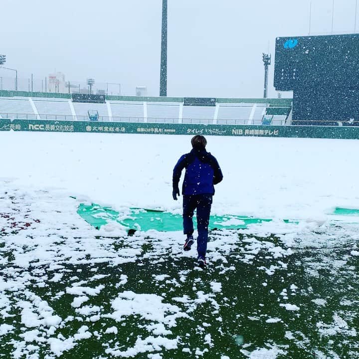 笠谷俊介のインスタグラム：「第一クール終了〜♪ いい感じに身体反応きてます👍 そして雪でのトレーニングも寒かったけど良かったです ＃雪でスライディング #鎌倉での一枚 #栗パンマン」