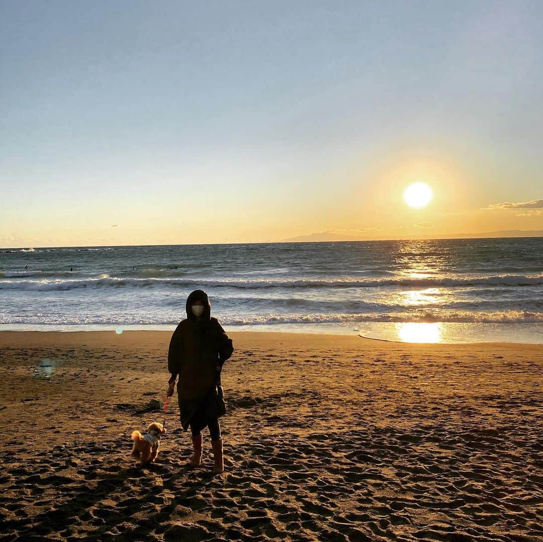 小泉里子さんのインスタグラム写真 - (小泉里子Instagram)「海岸散歩。 気持ちよかった♡」1月10日 17時31分 - satokokoizum1