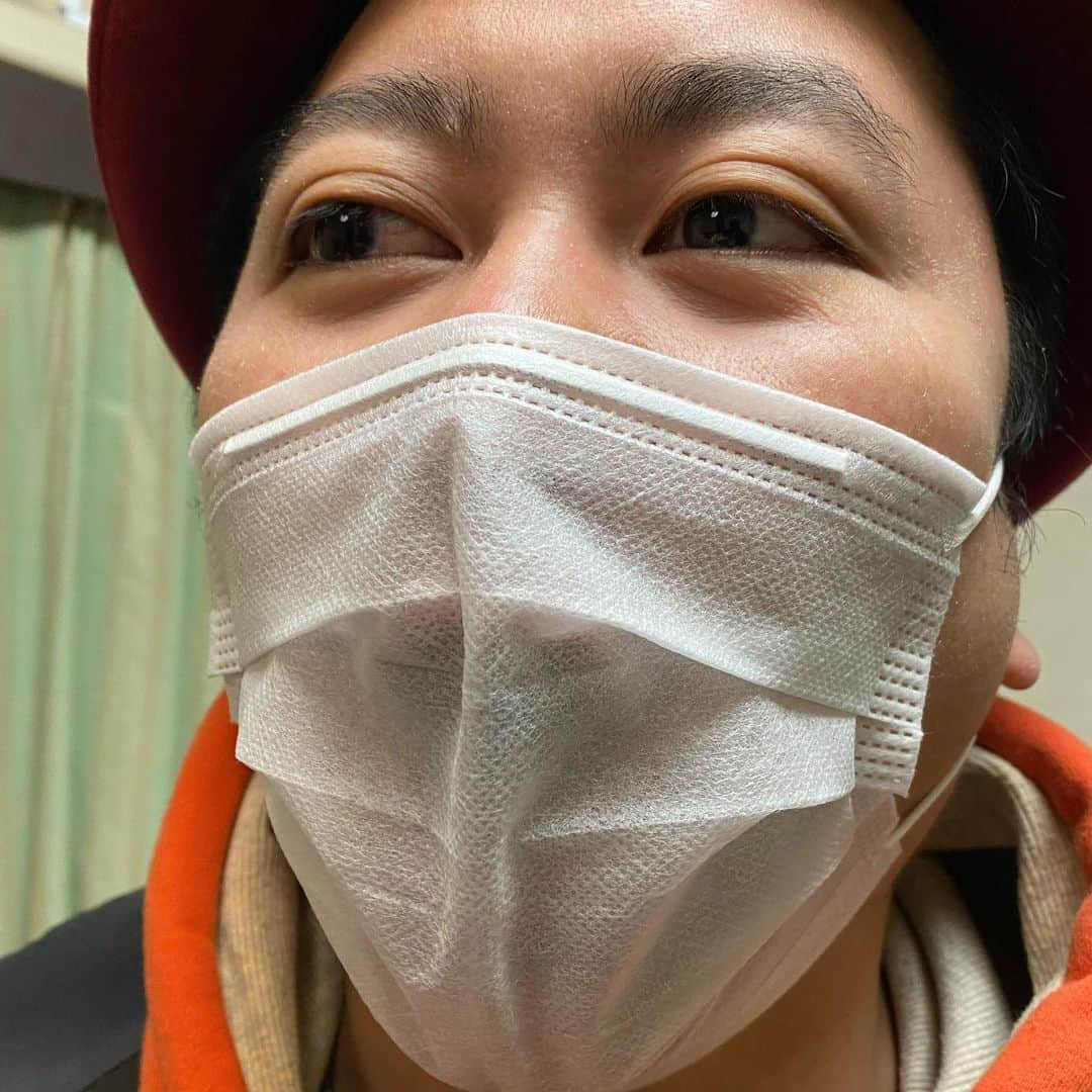 村本大輔さんのインスタグラム写真 - (村本大輔Instagram)「すっごいスケスケのマスクしてたから、めっちゃ透けてるやんって言ったら"嫁のパンティで作った"と言い出しあまりの下品さにあたりは絶句。」1月10日 17時37分 - muramotodaisuke1125