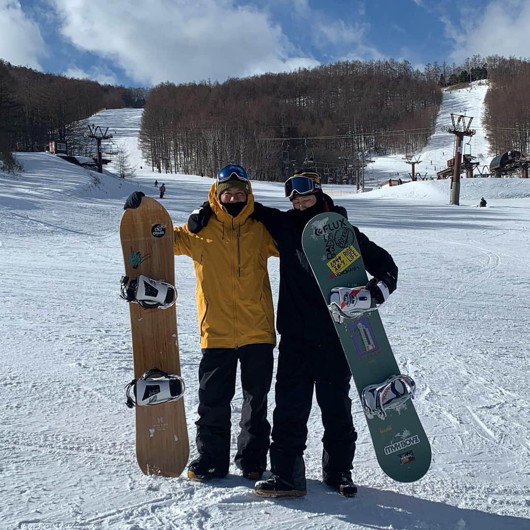 中村貴之のインスタグラム：「プロボーダーになるきっかけをくれた兄のナオとスノーボードを好きにさせてくれた地元の八千穂高原スキー場。 My local ski park with my brother  @naoyukinakamura  @yachiho_ski  #ムラサキスポーツ #alliansnowboards  #fluxbindings  #dangshades  #ヨコハマタイヤ」