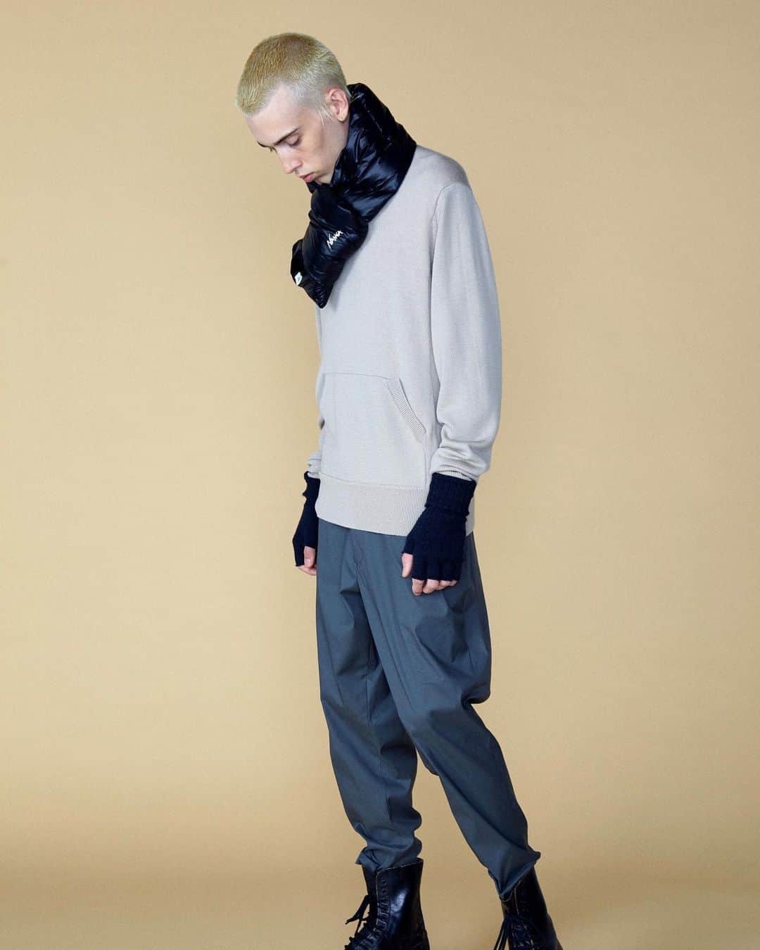 のインスタグラム：「. -Recommend item- ㅤㅤㅤㅤㅤㅤㅤㅤㅤㅤㅤㅤㅤ ㅤㅤㅤㅤㅤㅤㅤㅤㅤㅤㅤㅤㅤㅤㅤㅤㅤㅤㅤㅤㅤㅤㅤㅤㅤㅤ ▶︎PANTS 【AMERICAN RAG CIE / アメリカンラグシー 】 チノストレッチタックテーパードイージーパンツ Men’s ¥ 12,000(＋tax）  高密度チノストレッチ素材で軽くて伸縮性のあるパンツ。 腰回りはタックをとって程よくゆとりを持たせているのでリラックス感のあるフィットになっています。 裾に向かってテーパーかかったシルエットでゆとりのあるカーブシルエットがこなれ感のあるパンツです。 右のフロントポケットにはポケットinポケットがあって鍵やカード単体を収納するのに便利です。 後ろのポケットは縫い目を利用したポケットになっているので見た目もスマート。 ウエストにはゴムが入ったイージーパンツ仕様となっており、 スピンドルも通っているのでサイズ調整が可能です。  #アメリカンラグシー  #americanragcie」