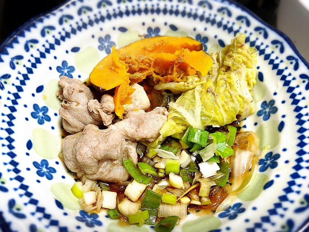 とぎもちさんのインスタグラム写真 - (とぎもちInstagram)「.﻿ 【韓国おうちごはん】﻿ 日本に帰国前に食べた とある日の夜ごはん わが家の定番しゃぶしゃぶ♪﻿ ﻿ 準備がすごく楽だし美味しいから﻿ しょっちゅうしゃぶしゃぶします💕﻿ ﻿ ぽん酢と胡麻だれで﻿ シメはうどん♪﻿ . #しゃぶしゃぶ #韓国 #韓国住み #ソウル #おうちごはん  #夜ごはん #とぎもち家の食卓 #とぎもち家の夕食 #샤부샤부  #먹스타그램 #토기모치 #とぎもちkorea #집밥 #とぎもちしゃぶしゃぶ」1月10日 17時50分 - togistagram