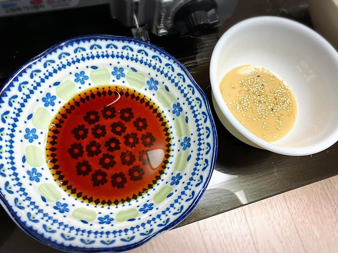 とぎもちさんのインスタグラム写真 - (とぎもちInstagram)「.﻿ 【韓国おうちごはん】﻿ 日本に帰国前に食べた とある日の夜ごはん わが家の定番しゃぶしゃぶ♪﻿ ﻿ 準備がすごく楽だし美味しいから﻿ しょっちゅうしゃぶしゃぶします💕﻿ ﻿ ぽん酢と胡麻だれで﻿ シメはうどん♪﻿ . #しゃぶしゃぶ #韓国 #韓国住み #ソウル #おうちごはん  #夜ごはん #とぎもち家の食卓 #とぎもち家の夕食 #샤부샤부  #먹스타그램 #토기모치 #とぎもちkorea #집밥 #とぎもちしゃぶしゃぶ」1月10日 17時50分 - togistagram