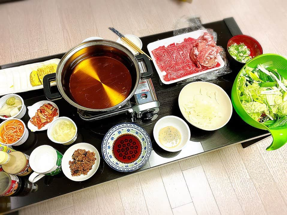 とぎもちさんのインスタグラム写真 - (とぎもちInstagram)「.﻿ 【韓国おうちごはん】﻿ 日本に帰国前に食べた とある日の夜ごはん わが家の定番しゃぶしゃぶ♪﻿ ﻿ 準備がすごく楽だし美味しいから﻿ しょっちゅうしゃぶしゃぶします💕﻿ ﻿ ぽん酢と胡麻だれで﻿ シメはうどん♪﻿ . #しゃぶしゃぶ #韓国 #韓国住み #ソウル #おうちごはん  #夜ごはん #とぎもち家の食卓 #とぎもち家の夕食 #샤부샤부  #먹스타그램 #토기모치 #とぎもちkorea #집밥 #とぎもちしゃぶしゃぶ」1月10日 17時50分 - togistagram