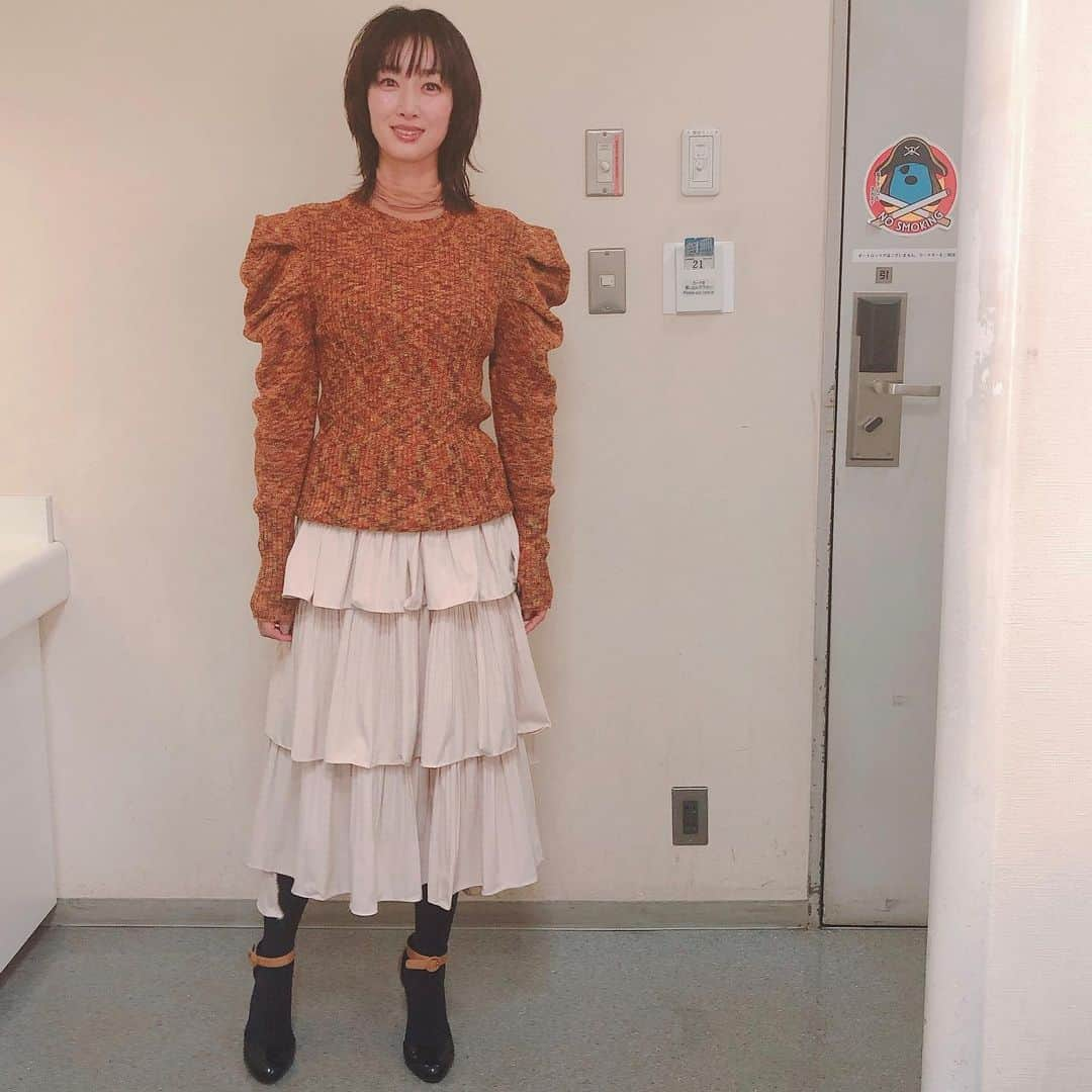 坂下千里子さんのインスタグラム写真 - (坂下千里子Instagram)「遅ればせながらパート2 @nonstop.staff 衣装 .  blouse... @etretokyo  knit... @etretokyo  skirt... @saaageboutique」1月10日 17時45分 - chiriko_sakashita_official