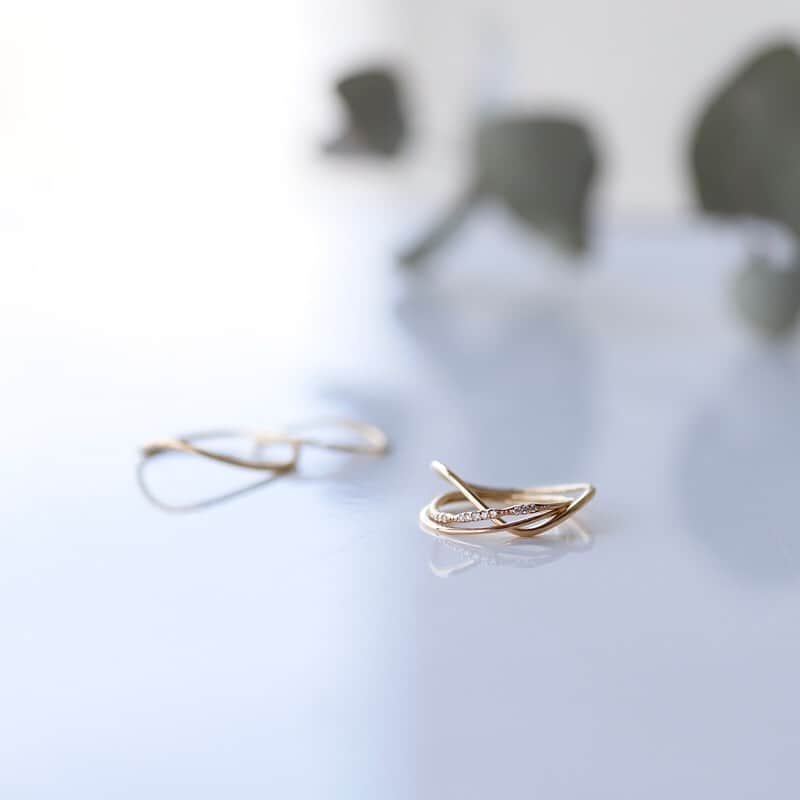 SIENAさんのインスタグラム写真 - (SIENAInstagram)「繊細なミルグレインが施されたアロジュリングのアームにはプチダイヤモンドが煌めき、しなやかなゴールドのラインがグッと女性らしい指元を演出します。  #sienarose #シエナロゼ #jewelry #necklace #ring #gold #accessory #プレゼント #リング #お守りジュエリー #ご褒美ジュエリー #ジュエリー #ゴールドアクセサリー #シンプル #シンプルライフ #シンプルコーデ」1月10日 17時45分 - sienarose_official