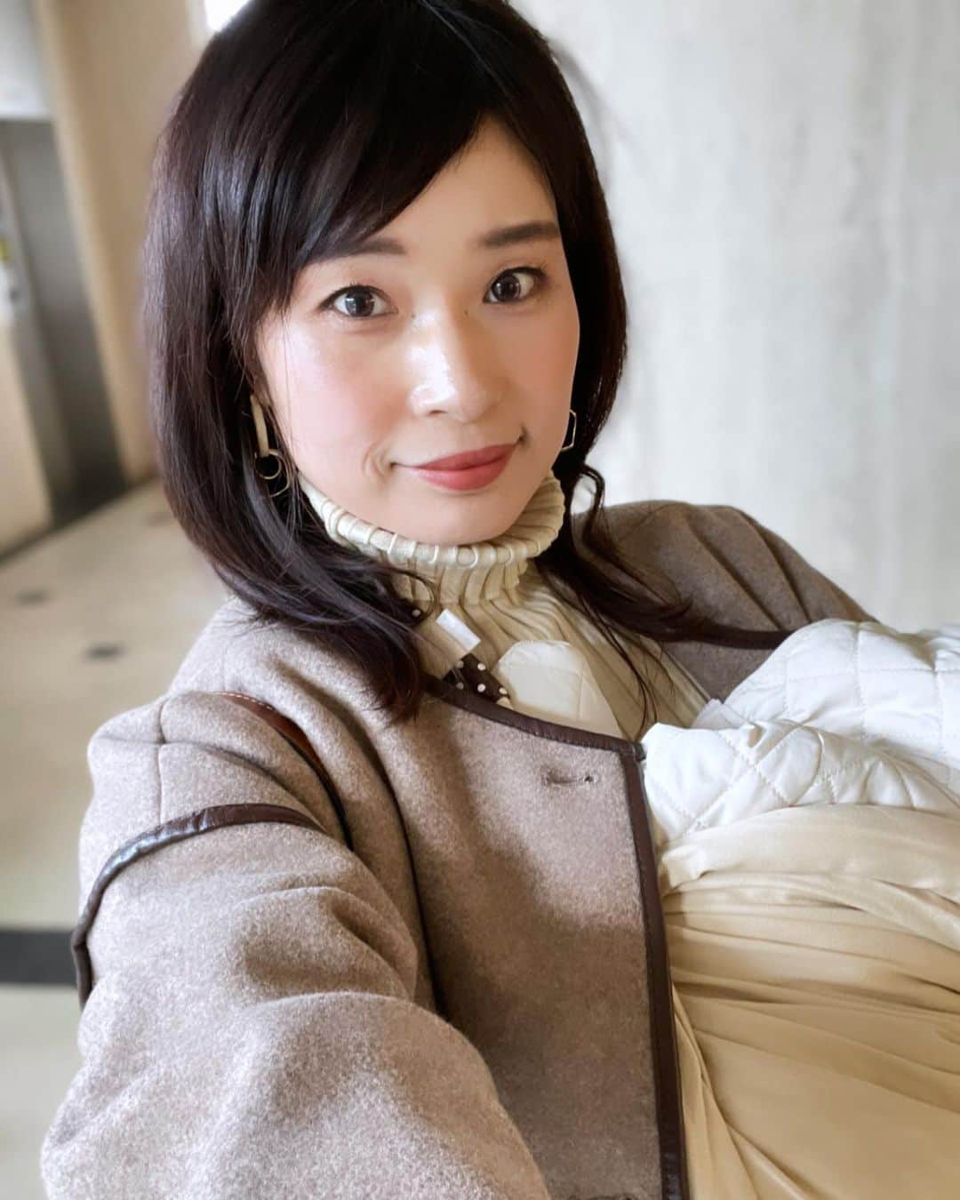 三佐和あやのインスタグラム：「お疲れ様です.今日さむいけど とってもいい天気だったのよ⛅️ こんな日は ベビーカーより 抱っこのほうがいいね.  ちかくへ少しお散歩🚶‍♀️...  お友達のあんちゃんʕ•ᴥ•ʔ shop* @anna__bijoux のバッグ 手があくし、長財布も入るから よかった♡  #大人女子 #アンチエイジング #ママコーデ #女の子ママ #アラサーコーデ #アラサー #アラフォー #ママ #ママバッグ #コーデ #バッグ #冬コーデ」