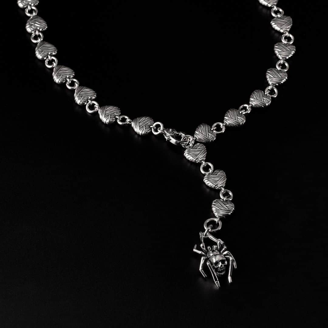 ジャスティンデイビスのインスタグラム：「“CHARLOTTE” Necklace ⠀  自らが吐いた糸でハートをキャッチするシャーロットネックレス、 サイズ調節が可能 またブレスレットとしてのコーディネートもおすすめ ⠀ #justindavis  #ジャスティンデイビス」