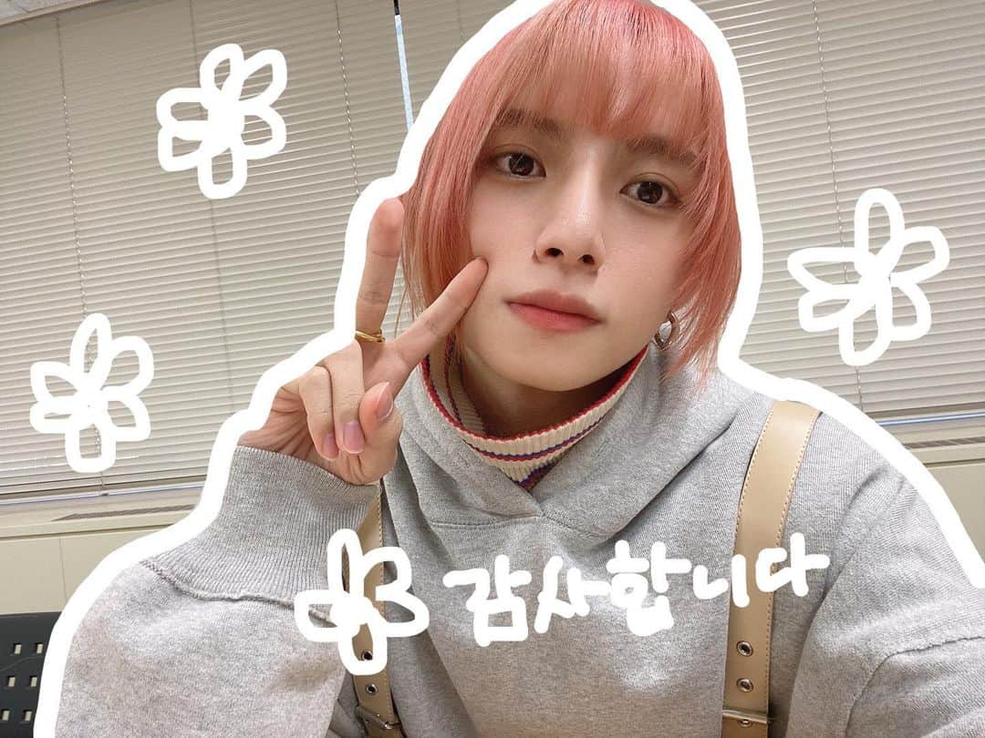 とまんのインスタグラム：「. オンライン個別会ありがとうございました📞 いつも元気をプレゼントするつもりが こちらが元気をもらってしまっている  みんなとハッピーになれる素敵な時間でした  Thank you for giving me heart.  谢谢你的爱  #髪がピンクだと淡い色の服着たくなる」