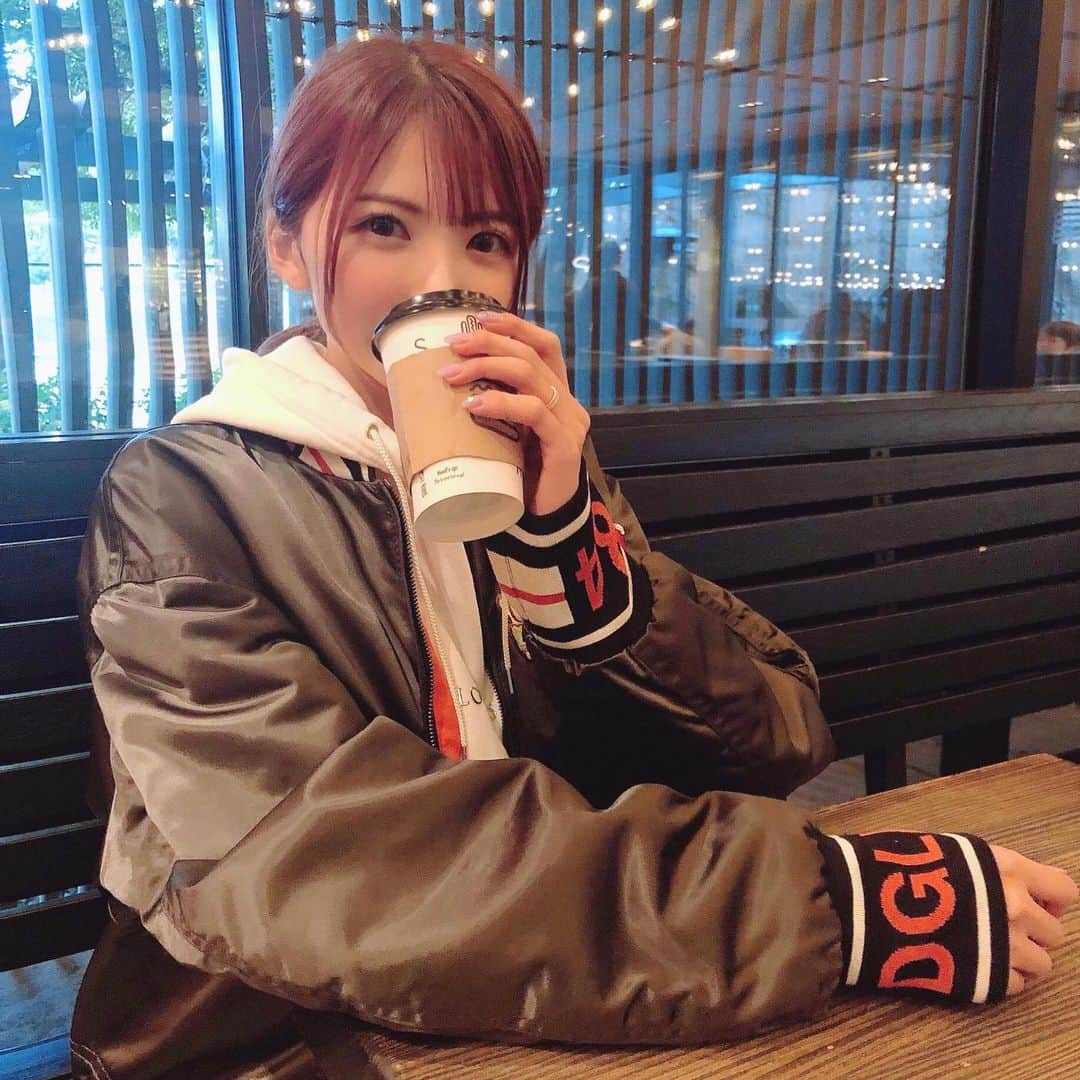 岡田栞奈のインスタグラム：「皆様あけましておめでとう ございます⛩🎍✨(遅い)  新年にふさわしい写真を 撮って載せようと意気込みましたが 無理だったので先程カフェで撮ってもらった 最新の私を1枚目に。😂  一応年女なのでひとりでに今年は ワクワクしています🐮💕 沢山知らないことを知る一年に、、！  今年も宜しくお願いします^^** #新年初投稿 #最新かんな #明けましておめでとうございます」