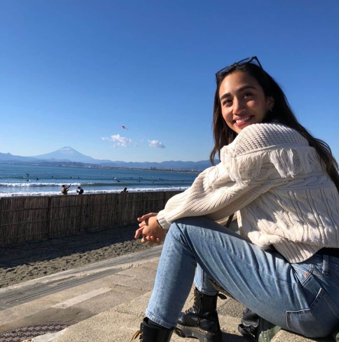 Megha Shrestha のインスタグラム：「At Enoshima beach 🌴  富士山が一日中とっても綺麗でした✨ 冬の海、空がめっちゃ好きだなぁー♡  #enoshimaisland #winter #mtfuji #skyblue #beautiful #sunset #夕日」