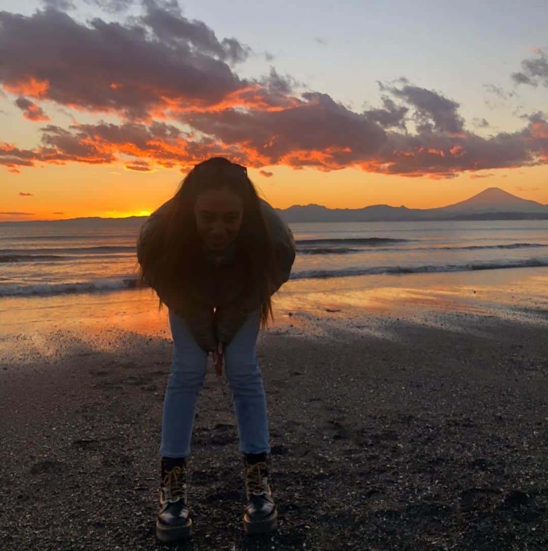 Megha Shrestha さんのインスタグラム写真 - (Megha Shrestha Instagram)「At Enoshima beach 🌴  富士山が一日中とっても綺麗でした✨ 冬の海、空がめっちゃ好きだなぁー♡  #enoshimaisland #winter #mtfuji #skyblue #beautiful #sunset #夕日」1月10日 17時53分 - happy_story_14