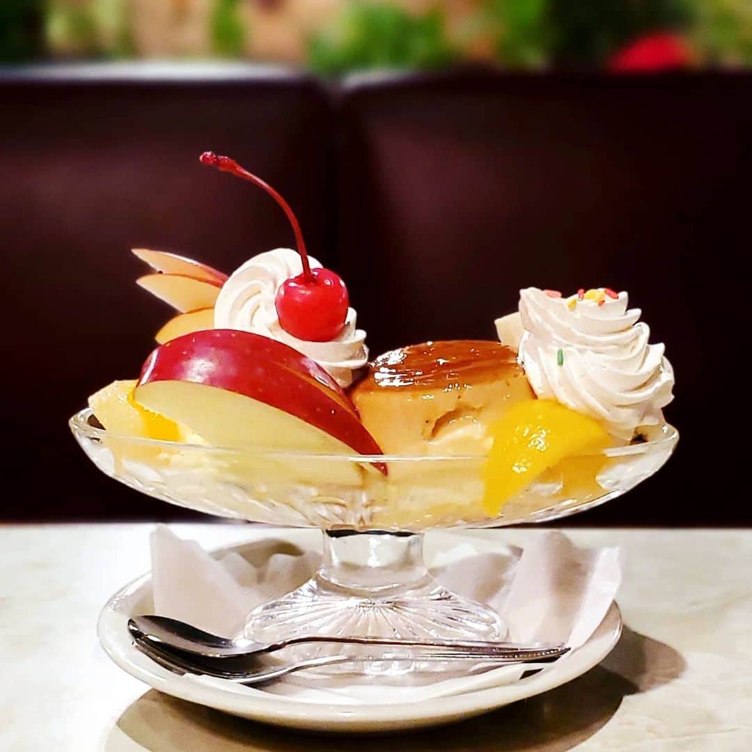 のインスタグラム：「ぷぷぷプリン♪ 【喫茶 ニット】 🍮喫茶ニット特製 プリン・ア・ラ・モード 🍝スパゲティー ミート  半世紀以上の歴史ある喫茶店 いつ来てもこの雰囲気は落ち着きます  厚焼きのホットケーキが人気で、黒猫も10年来通う中で、ほとんどホットケーキですが、この日はプリン・ア・ラ・モード 固めのニット特製プリンを使った喫茶店の王道プリアラで大満足  一緒に頼んだスパゲティーも、いつもナポリタンですが、今回ニットではお初のミートソース こちらも懐かしい美味しさで、あっという間にペロリ黒猫にゃー😺. . . 🚶東京都墨田区江東橋4-26-12 錦糸町駅から徒歩約4分  #黒猫は固めのプリンが好き  #黒猫食べ過ぎ #プリンアラモード #プリン #ミートソース #喫茶ニット #🍮」