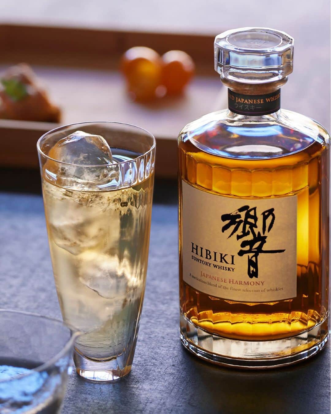 響 | SUNTORY WHISKY HIBIKIさんのインスタグラム写真 - (響 | SUNTORY WHISKY HIBIKIInstagram)「. HIBIKI TIME　～二十四節気・小寒～  水割りと愉しむ晴れやかなひと時 Enjoy the radiant mood with a glass of Whisky and Water.  #hibiki #響 #二十四節気 #24seasons #小寒 #shokan #正月 #newyear #withnature #八寸 #精進料理 #金柑の寒露煮 #金柑 #kumquat #うなぎもどき」1月10日 17時54分 - suntorywhisky_hibiki