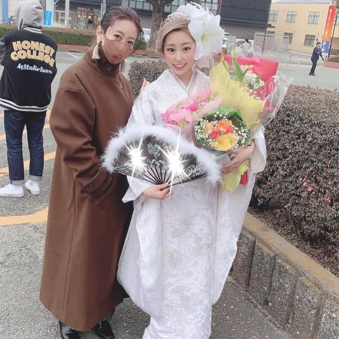 ukkyonkyonさんのインスタグラム写真 - (ukkyonkyonInstagram)「今日は娘ちゃんの成人式でした💕🥰((*´∀｀*))  健康にすくすくと🤣🤣育ってくれて⤴️😉👍ありがとう💕  真っ白な着物を着たいと言われた時は  　『花嫁👰‍♀️かお化け👻だよっ』  って言ったけど　いざ着てみたら娘っぽいゎ🤣🤣💕⤴️似合ってる💕👍  明日もまた大騒ぎな娘ちゃん達💕⤴️こんな時期で中止になったトコもあるみたいだけど　この辺りはとりあえず式典あって良かったぁ〜☺️💕💕　　おめでとう㊗️🎉  #成人式#成人式2021#成人の日#20歳#成人式ヘア #スワロフスキー #白い振袖#実際見ると小林幸子並に光ってる#着物#純白#kimono #きもの#振袖#着物重たい#祝成人#おめでとう#2人目成人#あと1人#congratulations」1月10日 18時07分 - ukkyonkyon