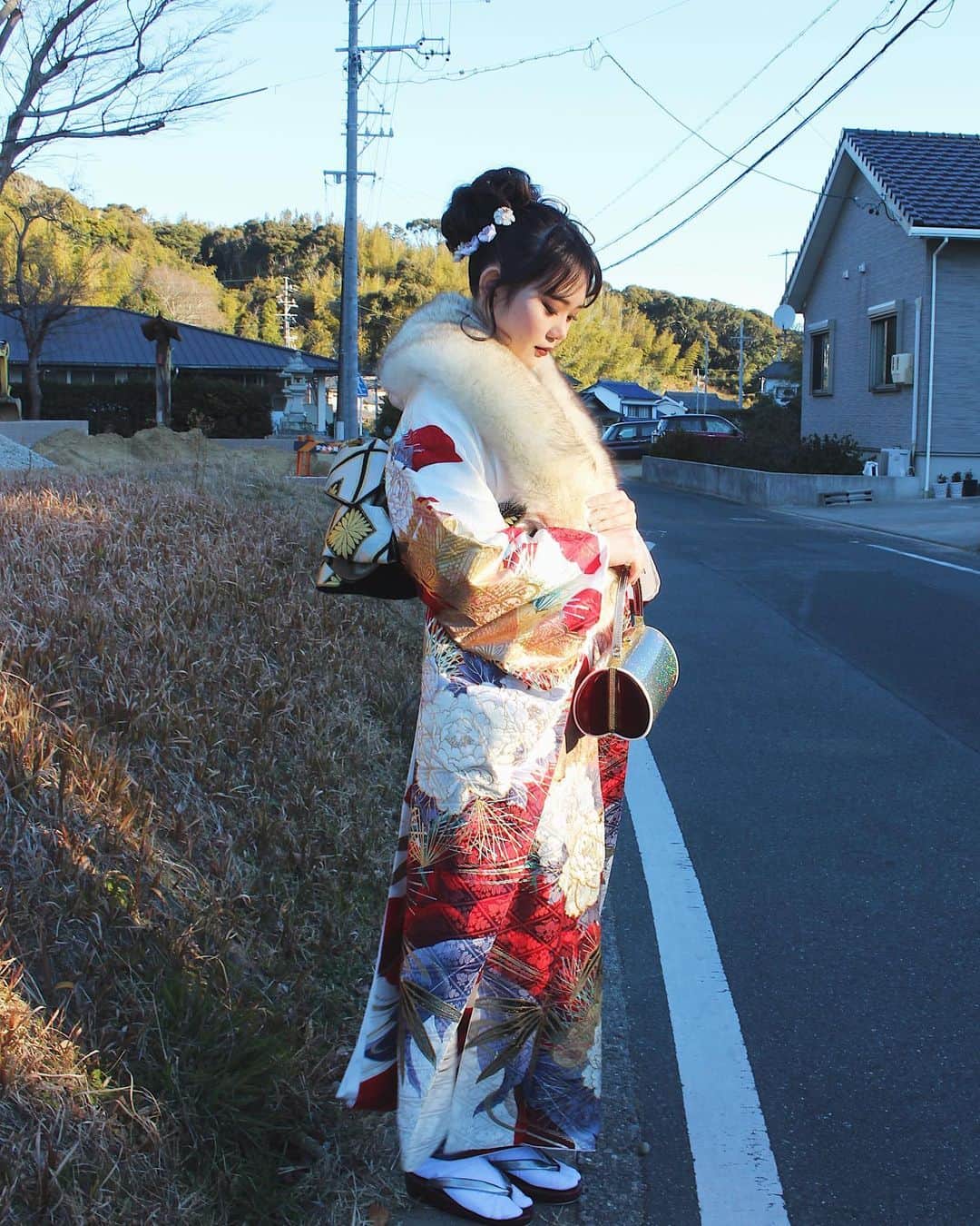 yukaのインスタグラム：「【成人式】 ・ ありがとうございます。 無事に成人式を迎える事が出来ました。 2021.1.10 ・ ・ コロナ対策で、ソーシャルディスタンスの席に、体育館を開けっぱなしの状態で私語はもちろん無し。 記念撮影の時だけはマスクを外すというスタイルだったみたいです。(保護者参列は無し) ・ 寒かったけど、晴れだったのが救い。 ・ 外へ出ておのおの久しぶりの再会を喜びつつ、 記念撮影。 もう誰が誰なのか？？？ 記念アルバムをもらってから、 娘に聞かないと分かりませんf^_^; ・ 2000年Babyのみんな！ 成人おめでとうございます。 ・ 先の見えにくい世の中になってしまったけれど、逞しく生きよう‼︎ がんばろうー！ ・ #成人式 #成人 #成人式振袖  #vsco #igersjp  #team_jp_  #indies_gram  #朝が早かった なかなか自分の子どもの写真が思うように撮れない。てか相変わらず文句が多くて撮りづらい。 苦笑 構図がいまいち、場所がいまいち、表情がいまいち…何とかな1枚🤫 こちらは祖母宅近所で。」