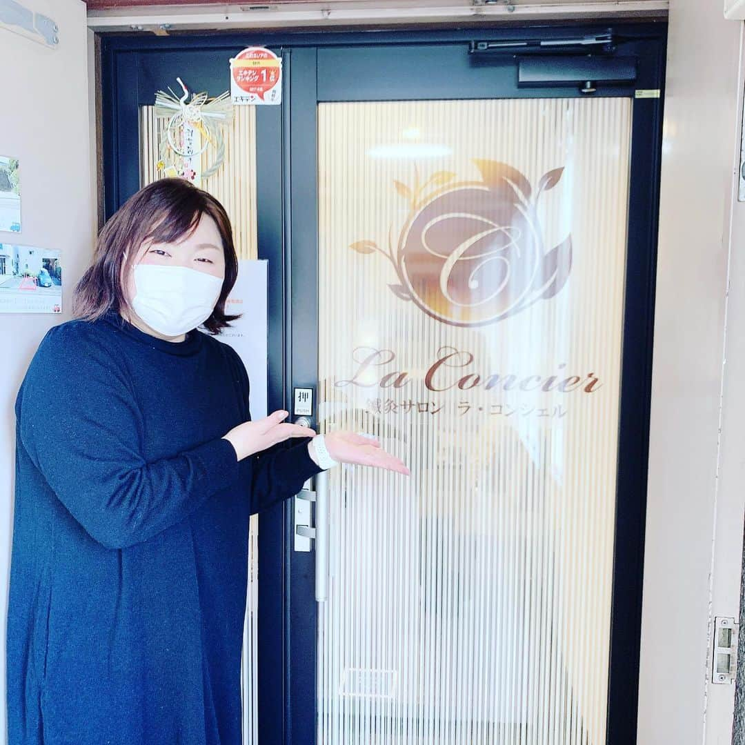 柏崎桃子のインスタグラム：「本日は、鍼灸サロンLaConcier青葉台店さん（@la_concier）にて《小顔リフトアップ美鍼コース》の体験をさせていただきました🌸 ・ ・ ・ 私自身、大顔で悩んでいて美容外科のお力も貸して頂いてるのですがやはり切るのは怖い🥺💦💦 ・ ・ ・ そんな時の《美容鍼》🧏🏻‍♀️✨✨ 私がしていただいたのは《小顔リフトアップ美鍼コース》 ・ ・ ・ 【お店の説明より】 美容鍼で結果重視の『切らずにリフトアップ』を実現！！ 独自の若返りメソッドと熟練されたスキル・知識により、副作用の心配もなく本来私達の持つ『自己治癒力』により細胞レベルからの美しさへ導きます。 ・ ・ ・ 施術前にもカウンセリングを丁寧に行って下さり、肌サイクルの説明もしっかりして下さってすごく勉強になりました✨ もっとお手入れ頑張ろう😌って気持ちになれますよね🌸✨ ・ ・ ・ 本来は2週間に一度施術をした方が効果が出やすいんだそうですよ😊✨ 鍼って東洋医学で安心ですよね💕 ・ ・ ・ そしていざ鍼をトントン🌸✨ こめかみのあたりは疲れもあるのか多少響く感じはしますが、スタッフさんも優しいしお部屋の雰囲気もリラックス出来るしでとても気分よく過ごせました😌✨ ・ ・ ・ 今回、私はお試しということで通常の半分の鍼の量ですが実際はもっと刺すそうです。 痛みは少しチクッとしたりしなかったり。 初めての方はスタッフさんとお話しながら不安を取り除いてくださいね😊 ・ ・ ・ 鍼以外にも首、頭、顔のツボを最後に押してくれます。 ・ ・ ・ 全ての施術が終わって目を開けたら… ・ ・ ・ 視界が広がってた！！！！😳✨✨✨✨✨ 凄すぎた！！ ・ ・ ・ 終了後はあったかいルイボスティーを用意してくださいました💕こう言うのも嬉しいよね☺️ ちなみにコチラでメイクも直せちゃいますよ💄 ✨💕 ・ ・ ・ 【そしてコロナ対策ももちろん万全です！】 ※店舗内のウイルス不活性特殊施工済み ※全スタッフにおいて出勤前・始業前の2回の体温測定の実施 ※37度以上の発熱、風症状のあるスタッフは医師の許可が出るまで出勤させません ※全スタッフへのマスク着用、施術毎の手指消毒の義務づけ ※共用部の消毒を1時間に1度実施 等の感染症対策を実施しております ・ ・ ・ スリッパも使い捨てで感染予防が徹底されていました✨ ・ ・ ・ ぜひぜひ、安心して鍼灸サロンLaConcier青葉台店さん（@la_concier）で小顔とリフレッシュをしてくださいね💕 ・ ・ ・  #小顔リフトアップ美鍼 #横浜美容鍼 #神奈川美容鍼 #青葉台美容鍼 #ラコンシェル #鍼灸サロン #pr ・ ・ ・ そして最後に、昨日と今日とPR案件のご体験をさせていただきました。 このような時で不安もある時期かと思いますが、スタッフさん達は徹底したコロナ対策をなさってお客様をお待ちしています。 安心してご利用していただくと共に、必要以上のお喋りをしない・マスクを使用する・体調の悪い時は行かないなどご自身でも感染対策をキチンとお取りくださいね😌 ・ ・ ・」