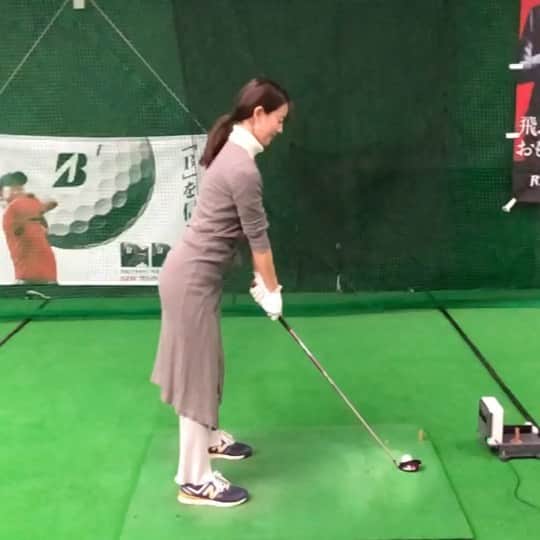 西村みえこのインスタグラム：「久しぶりにクラッチの Dr golfへ。  @toshihirokurata   1ヶ月ぐらい練習空いてしまったよ。。  ユーティリティの練習しました。  まずは基本の立ち位置やら素振り。基本を忘れちゃダメですね。  何となくリズムも掴めてきました。  春にはスコア縮まりますように🏌️‍♀️🥺❤️  #ゴルフ女子  #ゴルフ初心者 #初心者100切り  #目指せ100切り  #miegolf #クラッチ塾 #ゼクシオ」