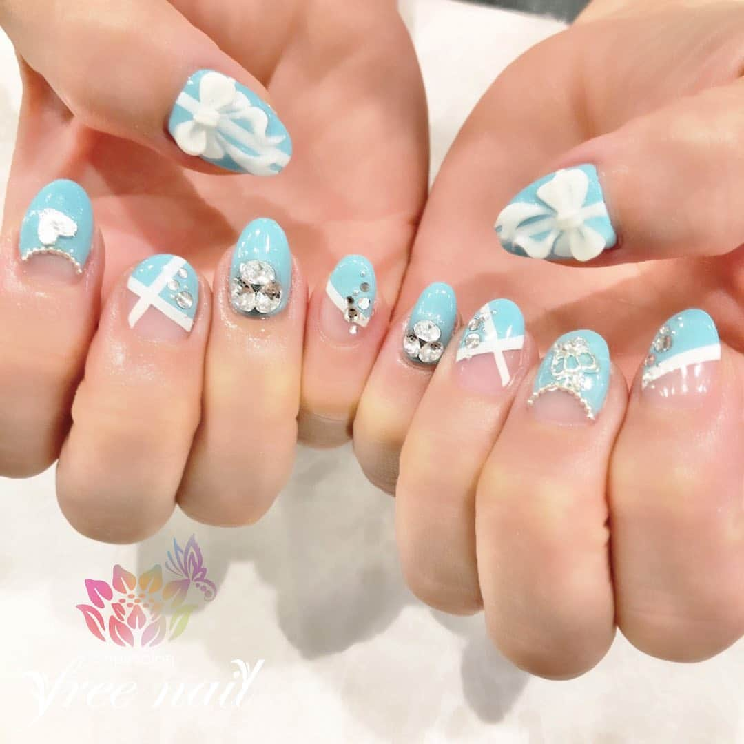 ネイルアーティストRYさんのインスタグラム写真 - (ネイルアーティストRYInstagram)「. ティファニーネイル💅🏻💎 . HappyとLuckyをネイルに💝 . #ネイリスト #ネイルアーティスト #ネイルアート #ネイルチェンジ #ネイルサロン #大阪ネイルサロン #ネイルスクール #ネイル動画 #ジェルネイル #ネイルデザイン #ティファニーネイル #リボンネイル #ビジューネイル #立体ネイル #ホワイトネイル #ブルーネイル #デザインネイル #トレンドネイル #ガーリーネイル #ラブリーネイル #ショートネイル #冬ネイル #winternails #美甲 #日式美甲 #日式美甲胶 #日本美甲师 #日本美甲老师 #美甲上课 #日本胶」1月10日 18時00分 - nail_artist_rm