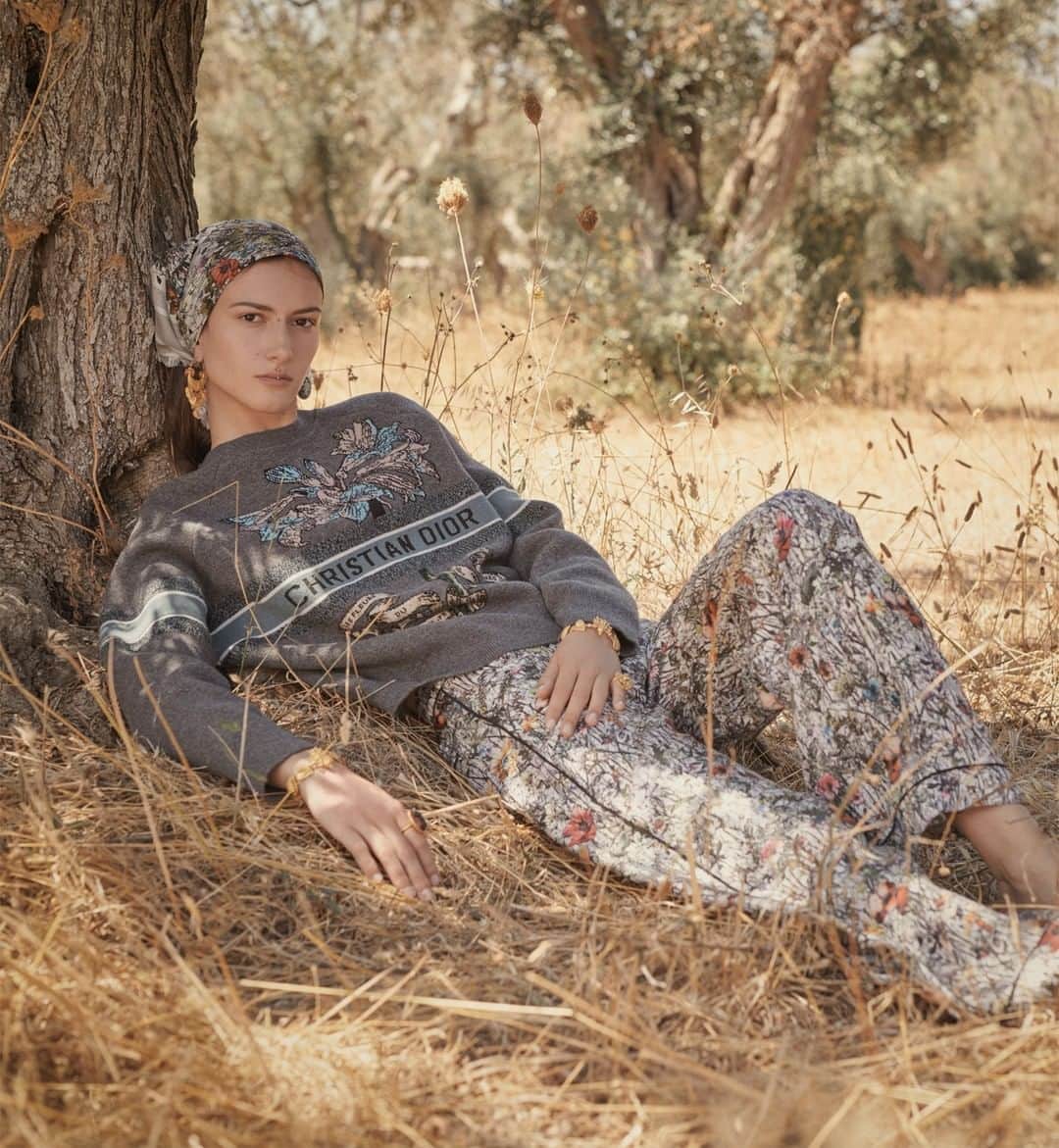 のインスタグラム：「A regular House collaborator, @PietroRuffoArtist was commissioned by @MariaGraziaChiuri to create these boldly graphic floral motifs for #DiorCruise 2021, inspired, like the collection itself, by the landscapes and nature of Puglia, but also by Monsieur Dior's love of flowers and gardens. As a carefully conceived capsule, the line features a selection of pieces in these 'Mille Fleurs' motifs, such as easy separates, 'Dway' slides and 'Dior Granville' espadrilles. Uncover the complete collection by tapping the link in bio. © Photos: @SarahBlais」