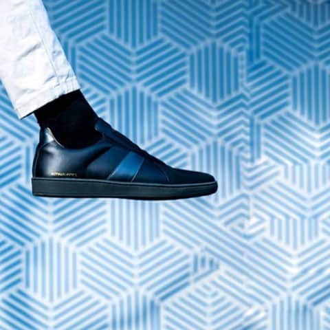 のインスタグラム：「Life never felt so SMOOTH. ⠀⠀⠀⠀⠀⠀⠀⠀⠀ 📸:@robbielallphotography⠀⠀⠀⠀⠀⠀⠀⠀⠀⠀⠀ ⠀⠀⠀⠀⠀⠀⠀⠀⠀ ⠀⠀⠀⠀⠀⠀⠀⠀⠀ ⠀⠀⠀⠀⠀⠀⠀⠀⠀ ⠀⠀⠀⠀⠀⠀⠀⠀⠀ #royalelastics #ootd #allstreetwear #sneakers #urbanfashion #outfitinspiration #kicksonfire」