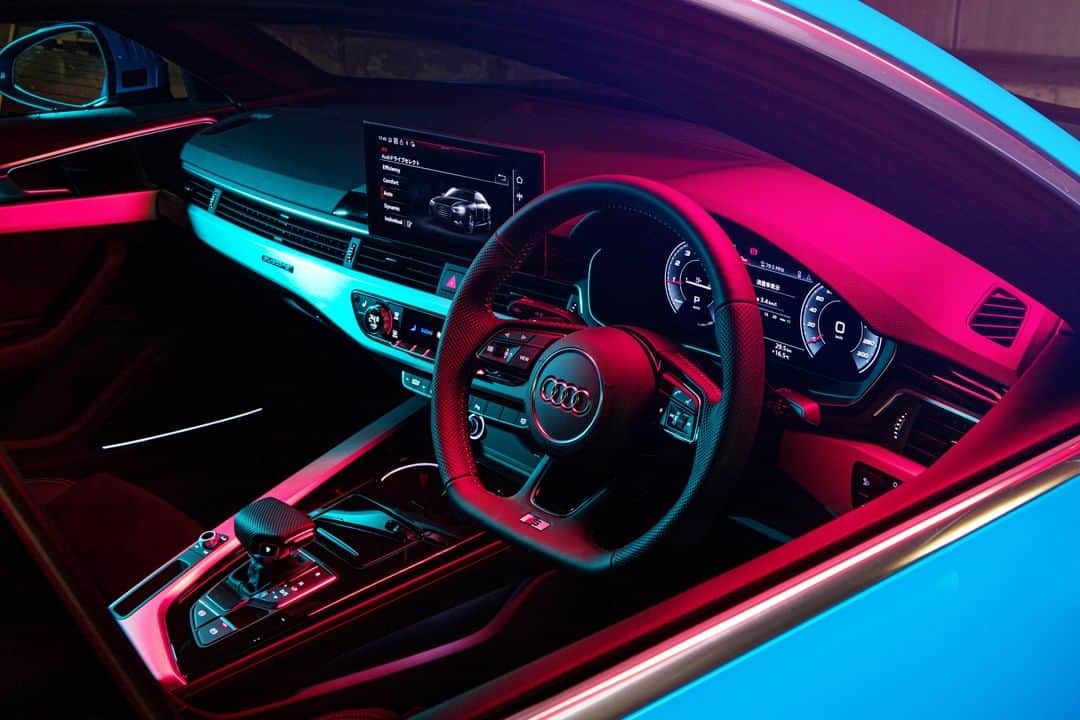 アウディ ジャパンさんのインスタグラム写真 - (アウディ ジャパンInstagram)「Audi A4のデザイン哲学は、躍動するダイナミズムと、シンプルさ。 ストレートに伸びるルーフライン、 フロントからリヤへ走るくっきりとしたショルダーラインが見る人を魅了します。  #Audi #A4 #AudiA4 #Audijapan #アウディ #carwithoutlimits #carsofinstagram #Audiworld #Audigenic #車好きな人と繋がりたい」1月10日 18時00分 - audijapan
