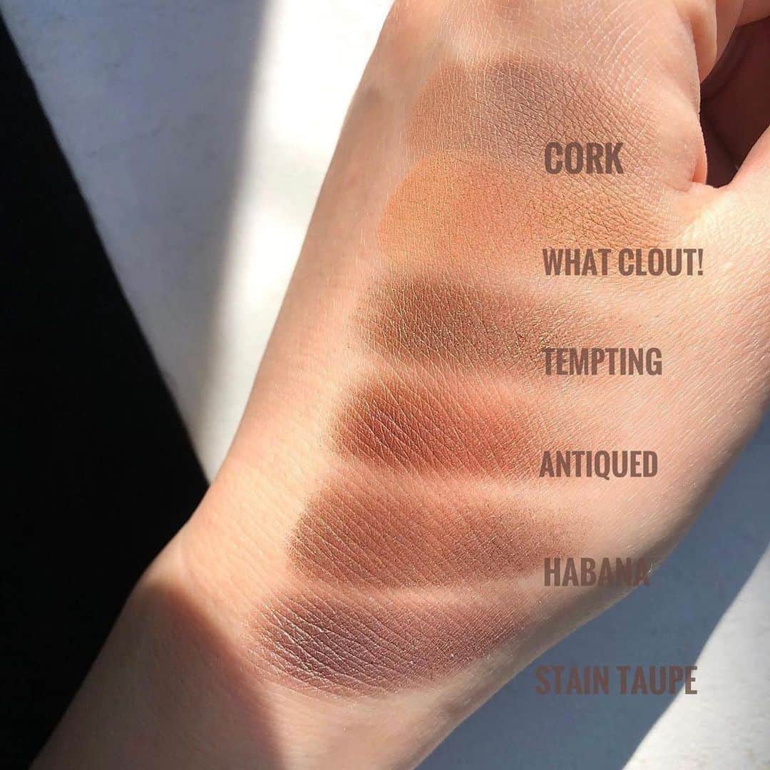 M∙A∙C Cosmetics Japanのインスタグラム：「アイシャドウの中から﻿ おすすめブラウンカラーをピックアップ🤎﻿ ﻿ㅤ 100色以上のアイシャドウは﻿テクスチャーも輝きも様々✨﻿豊富なバリエーションの中から﻿お気に入りを見つけてください💎スワイプして動画をチェック👉 ﻿ㅤ PRODUCTS﻿ (上から) ✔️スモール アイシャドウ / コルク﻿ (マットなゴールデンブラウン)﻿ ✔️パウダー キス アイシャドウ / ワット クラウト!﻿ (パウダーのように軽いマットなライトコニャック)﻿ ✔️スモール アイシャドウ / テンプティング﻿ (落ち着いた輝きのリッチココア)﻿ ✔️スモール アイシャドウ / アンティークト﻿ (細かいパールのブロンズがかったブラウン)﻿ ✔️エクストラ ディメンション アイシャドウ / ハバナ﻿ (滑らかなテクスチャーのコッパーブラウン)﻿ ✔️スモール アイシャドウ / サテン トープ﻿ (シルバーに輝くグレーブラウン)﻿   Regram from @mac_isetan.shinjuku」