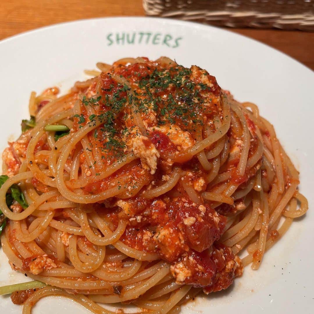 たまたまこのインスタグラム：「初自由が丘散策！ なんだかんだ初めて来た、と思うw 寝坊したからこんな時間からになっちゃったし飲食店はどこも20時には閉まるからとにかく時間ない！ 何軒はしごできるかな？ 1軒目は安定のパスタ🍝 豆腐とルッコラのトマトソース🍅 パスタに豆腐？！と思ったけどすごい美味しかった〜！ そして寒い外のワゴンで売ってたチャイティーが無糖だったので買ったよ🥳🥳」