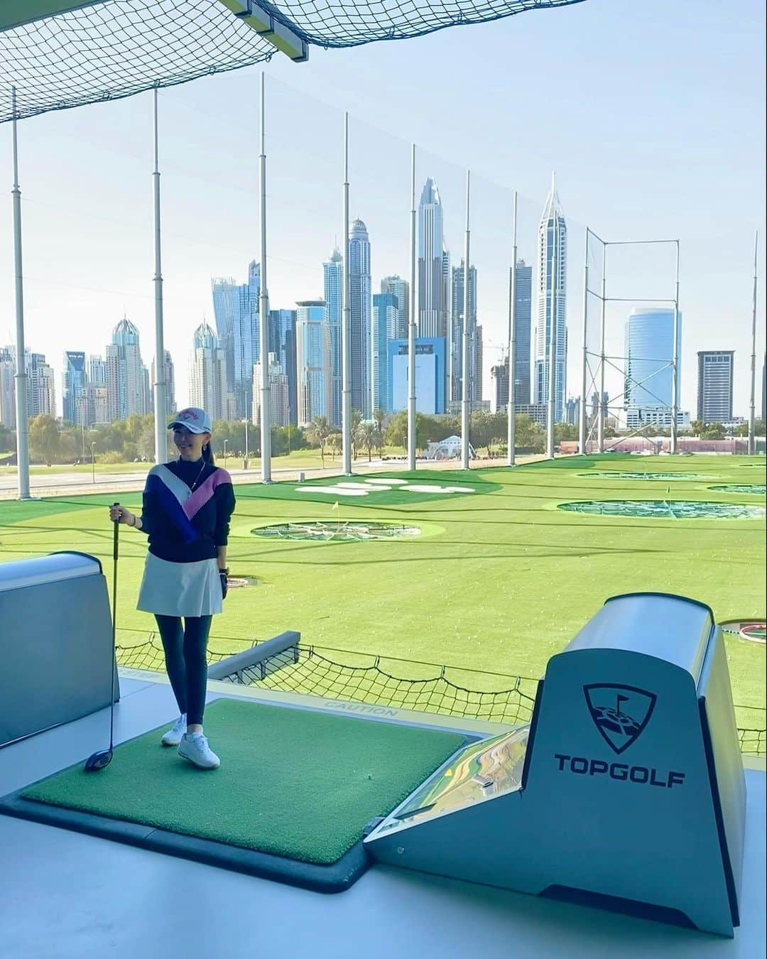 Rieのインスタグラム：「【Top Golf Dubai🏌️‍♀️】  楽しみだったTop Golfがオープンしたので、家族で遊びに行ってきました  単なるゴルフの打ちっぱなし場ではなくて  グリーンに空いてるダーツ状の穴に打った球をいれたら  得点が入るゲームをはじめとして  色んなタイプの遊び方があったり  子供も大人も一緒に楽しめるとこ！  ゴルフとアミューズメントパークを一体化した様な面白さ  施設内にはスポーツBarもあったり  オープンして間もないのに、既に大人気で、大混雑🤣  事前予約はできないらしく  受付から15分ぐらい待って  席をもらった感じです  プレイする為のゴルフクラブはおいてありますが  自分のゴルフセットを持ってきてもいいので持参しました  1時間半のコースでプレイスタートしましたが  楽しくて、延長して  結局2時間遊びました  ここではお酒もご飯も食べられるし  平日は夜12時まで 週末は夜2時までやってるみたいなので  夜中まで遊べるとこがまた増えて嬉しい、、、  ドバイにまた面白いところが増えました🙌  #topgolfdubai #topgolf #ドバイゴルフ #ゴルフ #打ちっぱなし #アミューズメントパーク #golf #ドバイ #ドバイ旅行 #ドバイ観光 #ドバイインスタ映え  #ドバイ生活  #ドバイグラム  #ドバイ在住 #海外暮らし #海外旅行 #海外旅行好きな人と繋がりたい  #タビジョ #ビジットドバイ  #middleeast  #dubai #dubaitrip #dubaigram  #dubailife #dubaiinstagram  #mydubai #visitdubai」