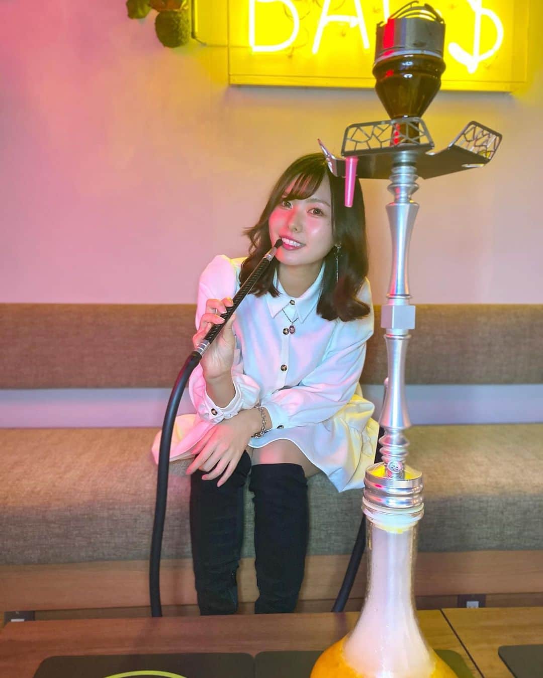 のインスタグラム：「流行りのシーシャ始めてみた🚬🚭🌬#水タバコ#シーシャ#難波#心斎橋#アメ村#シーシャバー#関西#大阪#osaka#リングライト#写真の量#旅行並み#ニーハイブーツ#リングライト#しれっと技#上手くないですか」