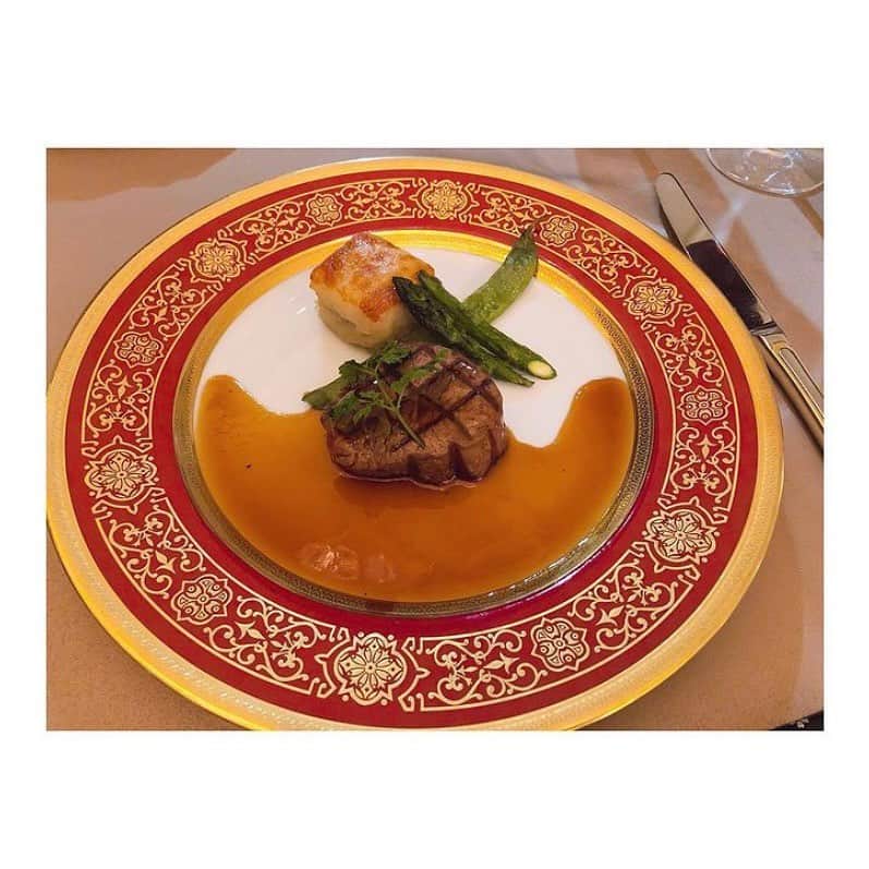 マリエカリヨン名古屋さんのインスタグラム写真 - (マリエカリヨン名古屋Instagram)「@marieecarillon . こちらのお写真は、 @yre1208 さまを リグラムさせていただきました✨” 素敵なお写真をありがとうございます！ . おもてなし重視の新郎新婦さまは お料理も式場決定の大きなポイントですよね◎ メインの食材だけでなく、付け合わせの お野菜やキノコなど細部まで厳選された 食材でこだわりが詰まった婚礼料理です🍴✨ . ------------------ . ▼ブライダルフェアは インスタグラムのTOPからご予約が出来ます⚐ ＞＞＞ @marieecarillon . マリエカリヨン名古屋では、 お客様の安心安全を考慮して、 業界のガイドラインに沿って、 感染症対策を行ったうえで、 営業を行っております。 オンラインでのご相談も受け付けておりますので、 お気軽にお問合せください。 . ------------------ . @marieecarillonをフォローして #マリエカリヨン #マリエカリヨン名古屋 のハッシュタグをつけて お写真を投稿してみてくださいね✳︎ . こちらの公式IG（@marieecarillon） で取り上げさせていただきます♡ . #式場見学 #プレ花嫁 #結婚式場 #名古屋結婚式 #結婚式  #ウェディングドレス #カラードレス #挙式　#挙式レポ #結婚式レポ #チャペル #大聖堂  #卒花嫁 #式場迷子 #披露宴 #結婚式準備 #日本中の花嫁さんと繋がりたい #東海プレ花嫁 #名古屋花嫁 #プレ花嫁準備 #入籍 #前撮り #後撮り #フォトウェディング #ウェディングフォト #披露宴演出 #結婚式演出 #愛知花嫁」1月10日 18時02分 - marieecarillon
