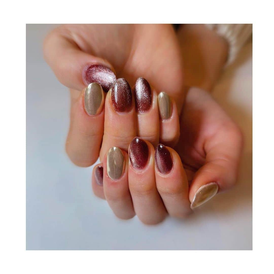 YURINAのインスタグラム：「・﻿ 💅🆕✨🪞🧲﻿ ﻿ 📸 #newnail ﻿ ﻿ ﻿ マグネットネイル気に入りすぎて﻿ 次はブラウンのマグネットネイル🤎﻿ ﻿ ミラーネイルも久しぶりにしたけど可愛い☺︎﻿ ﻿ ﻿ ﻿ 今日は初めてアロマオイルマッサージしてもらいました😌✨﻿ ﻿ ﻿ めちゃくちゃ気持ち良くて、﻿ 凝り固まった体もスッキリ！！！﻿ 筋肉ゴリゴリですねって言われた☺️💪🏻笑﻿ ﻿ ライブに向けてメンテナンスもしっかり◎﻿ ﻿ ﻿ ﻿ #baseball #プロ野球 #ORIX #Buffaloes #BsGirls﻿ #京セラドーム大阪 #ほっともっとフィールド神戸 ﻿ #yurina_359  #BsGirls2020 #performer﻿ #dance #全力パフォーマンス ﻿ #高身長女子 #筋トレ女子 #腹筋女子﻿ #トレーニング女子 #ボディメイク ﻿ #野球好きと繋がりたい #オリ姫 #野球女子﻿ #ワンカラーネイル #シンプルネイル﻿ #マグネットネイル #スターギャラクシー﻿ #ミラーネイル #ネイルデザイン﻿ #メンテナンスデー #アロマオイルマッサージ﻿ #リラクゼーション ﻿」